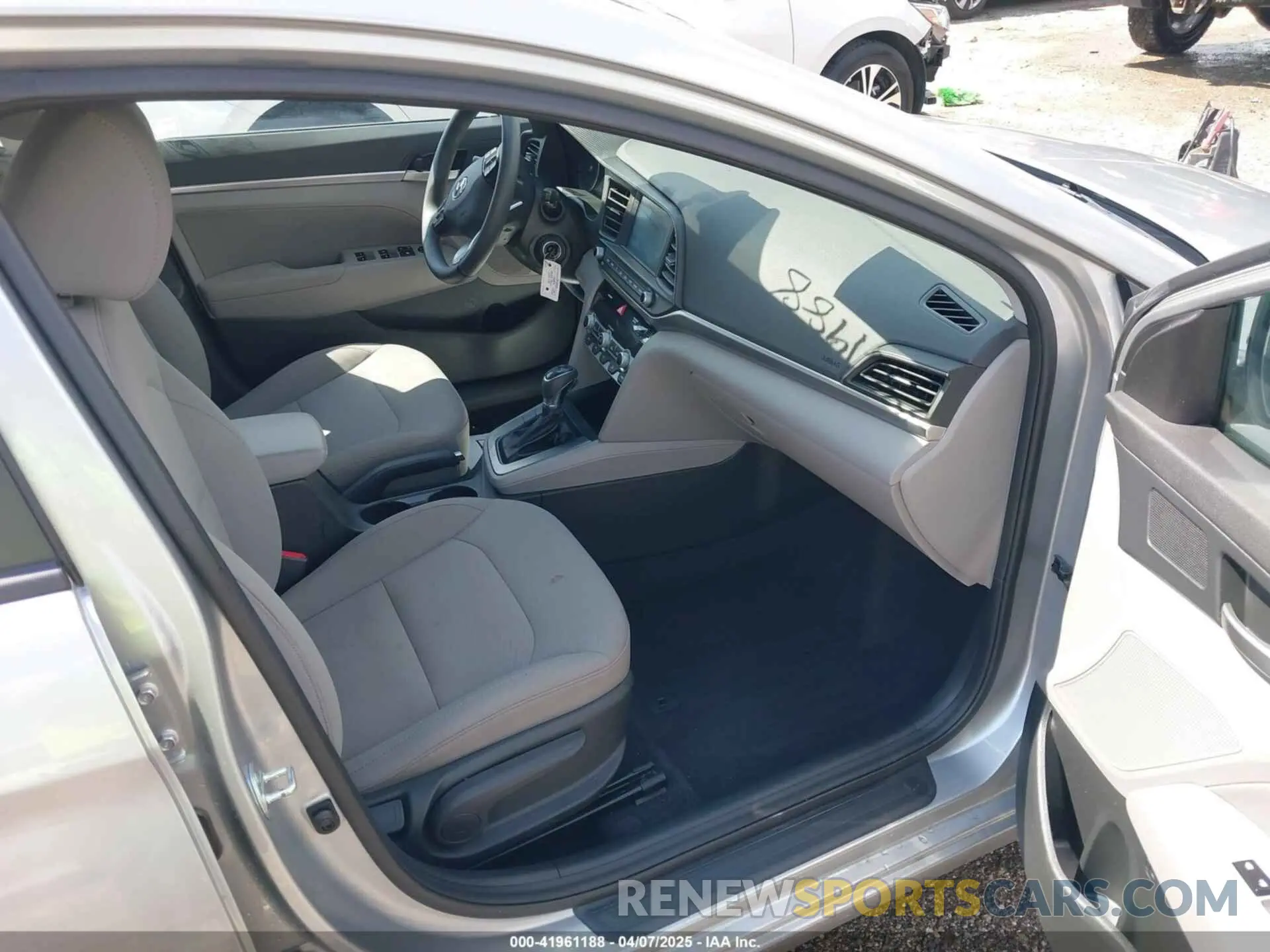 5 fotografías del automóvil dañado 5NPD84LF9LH584648 HYUNDAI ELANTRA 2020