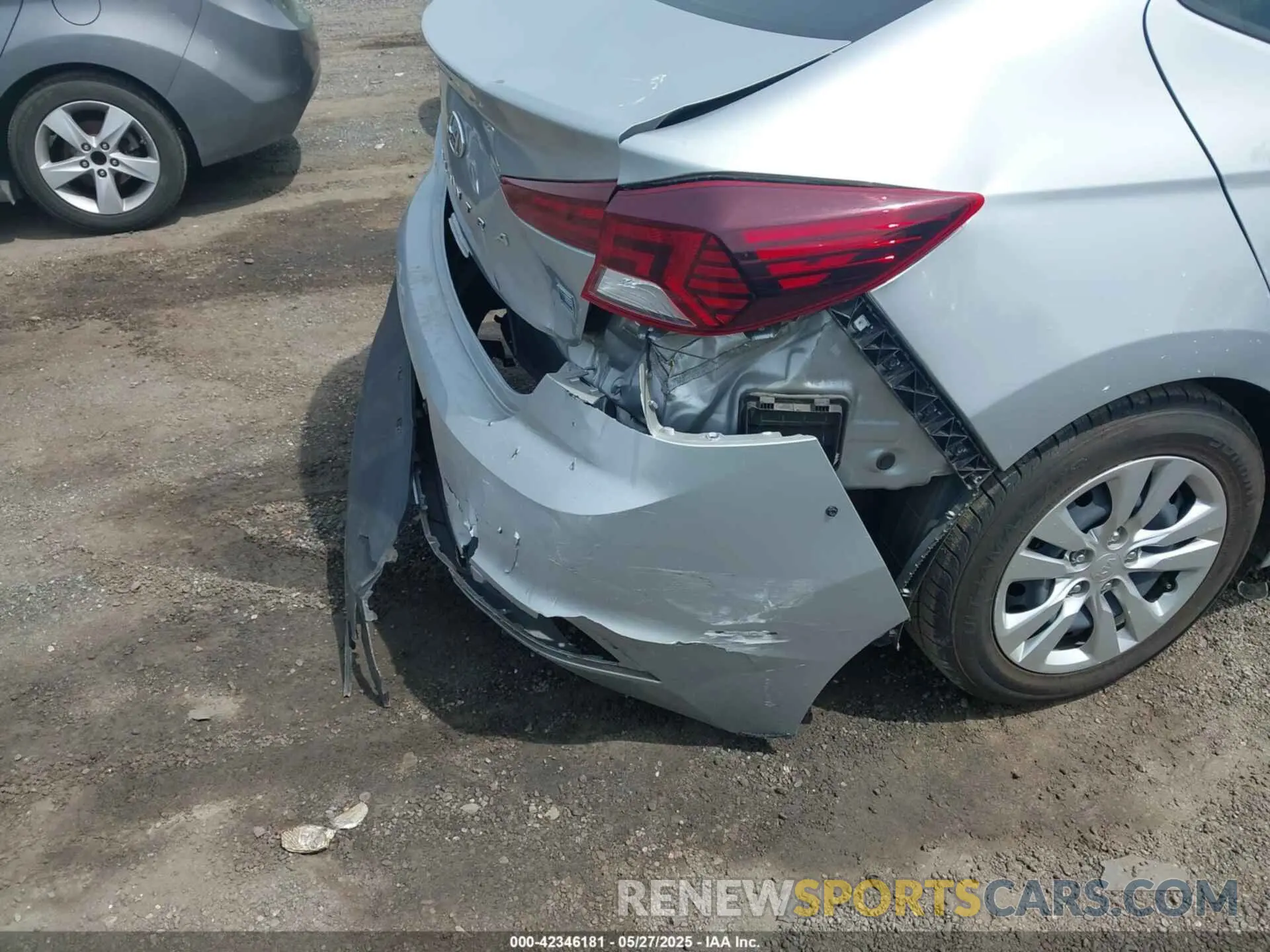 18 fotografías del automóvil dañado KMHD74LF5LU927590 HYUNDAI ELANTRA 2020
