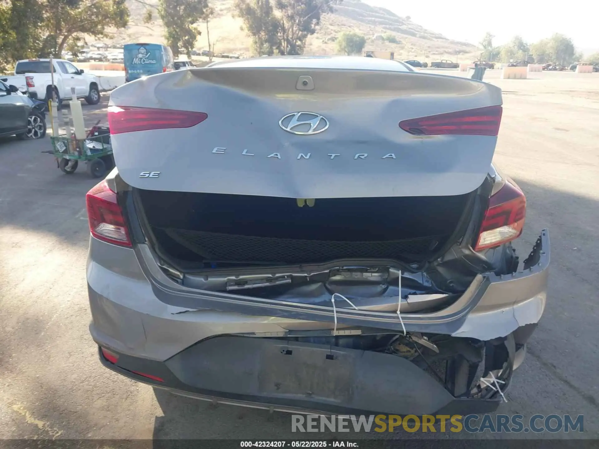 16 fotografías del automóvil dañado KMHD74LF8LU948224 HYUNDAI ELANTRA 2020