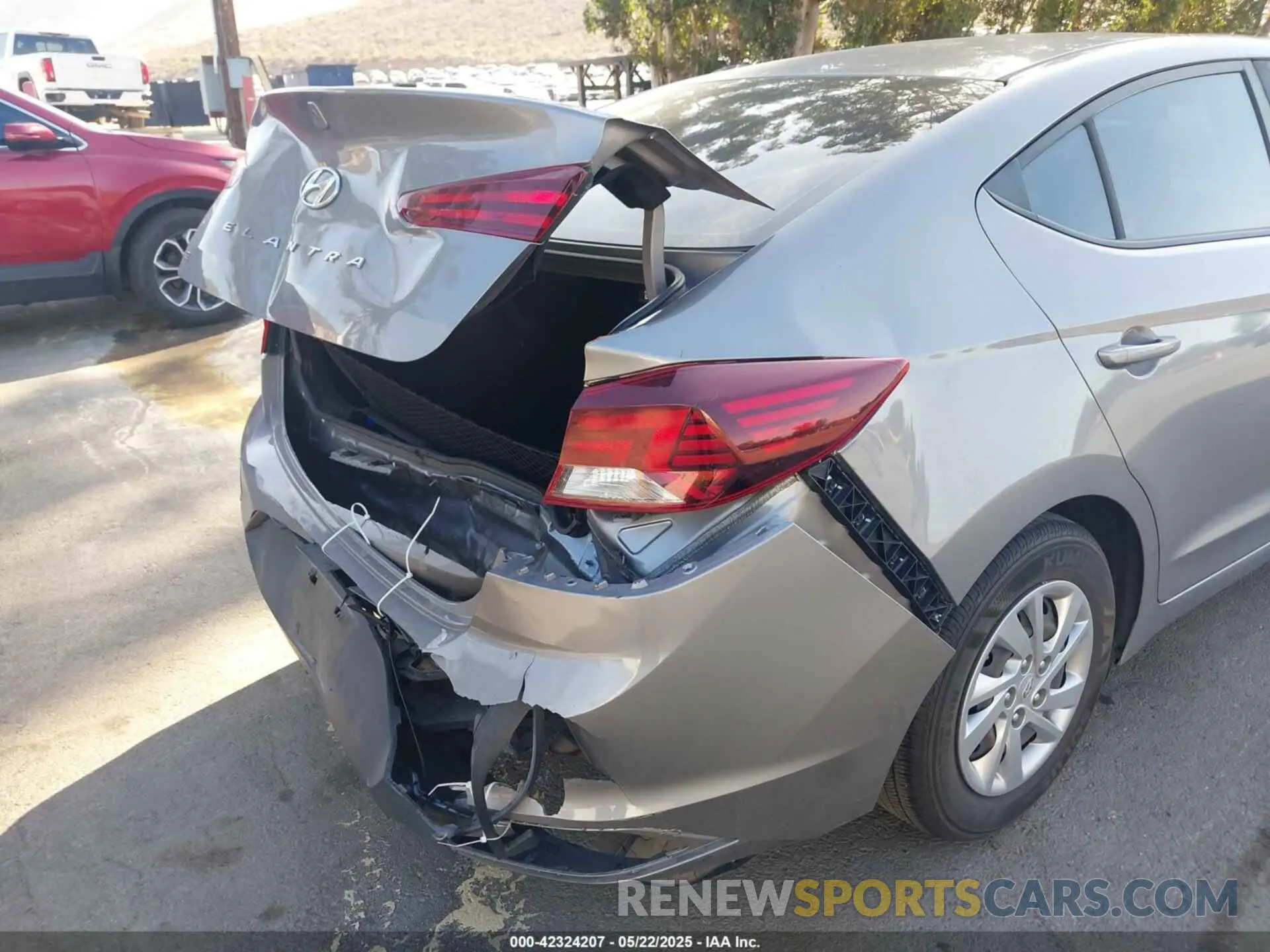 17 fotografías del automóvil dañado KMHD74LF8LU948224 HYUNDAI ELANTRA 2020