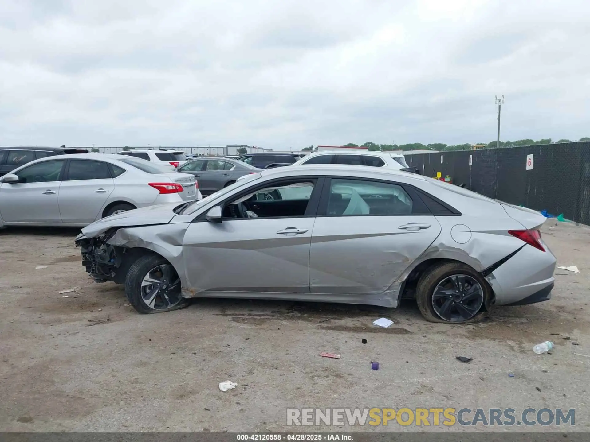 14 fotografías del automóvil dañado 5NPLM4AG1PH103915 HYUNDAI ELANTRA 2023