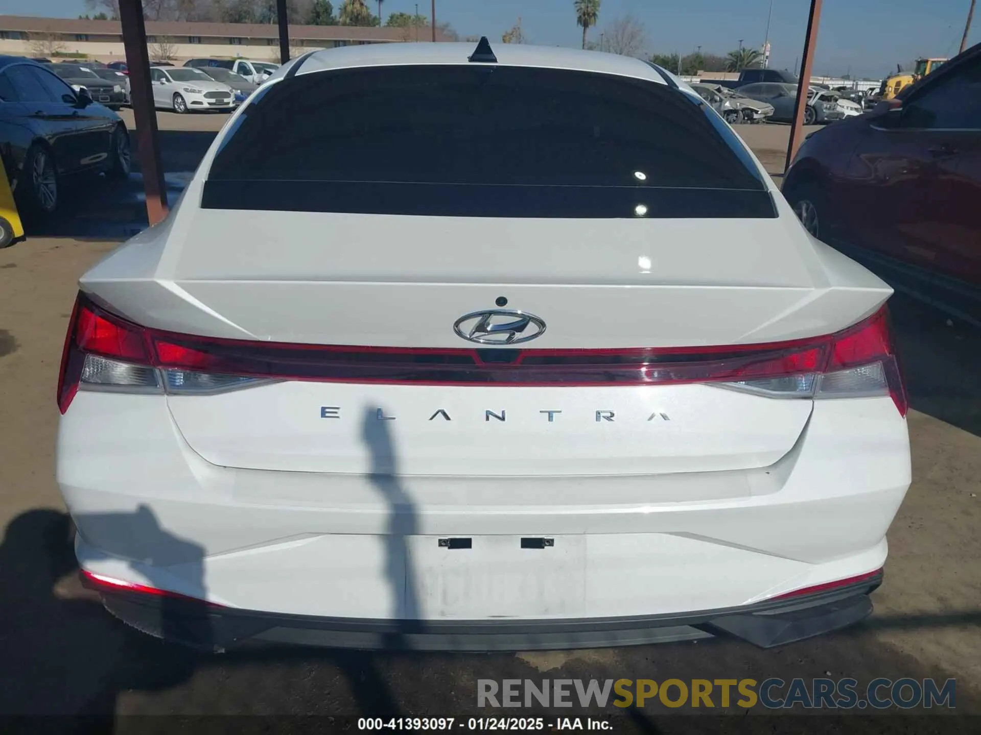 17 fotografías del automóvil dañado 5NPLM4AG3PH093811 HYUNDAI ELANTRA 2023