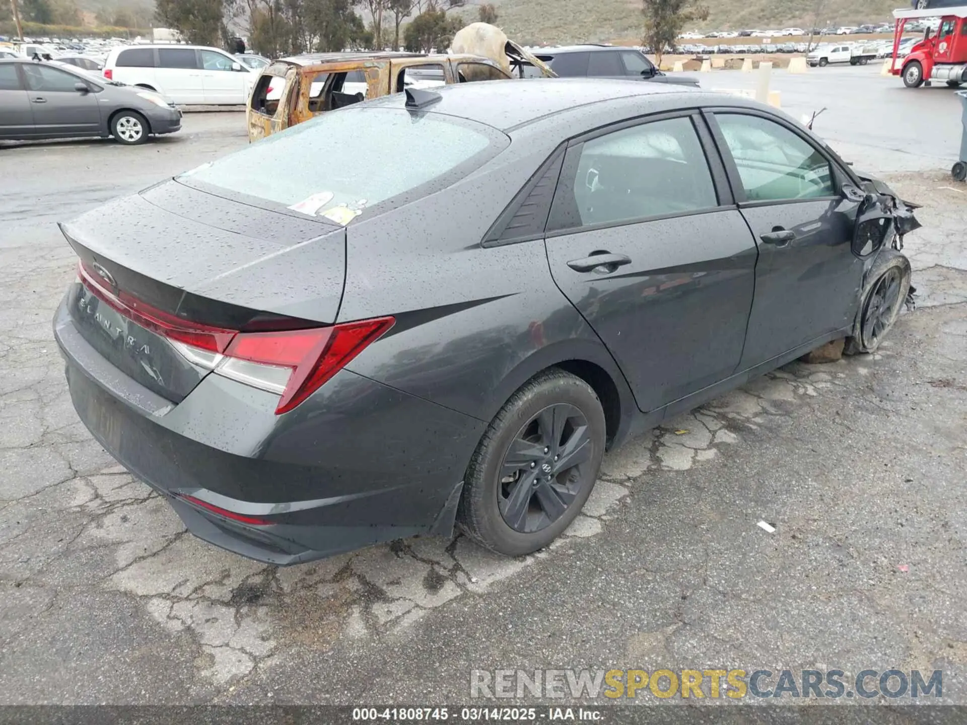 4 fotografías del automóvil dañado 5NPLM4AG4PH102824 HYUNDAI ELANTRA 2023