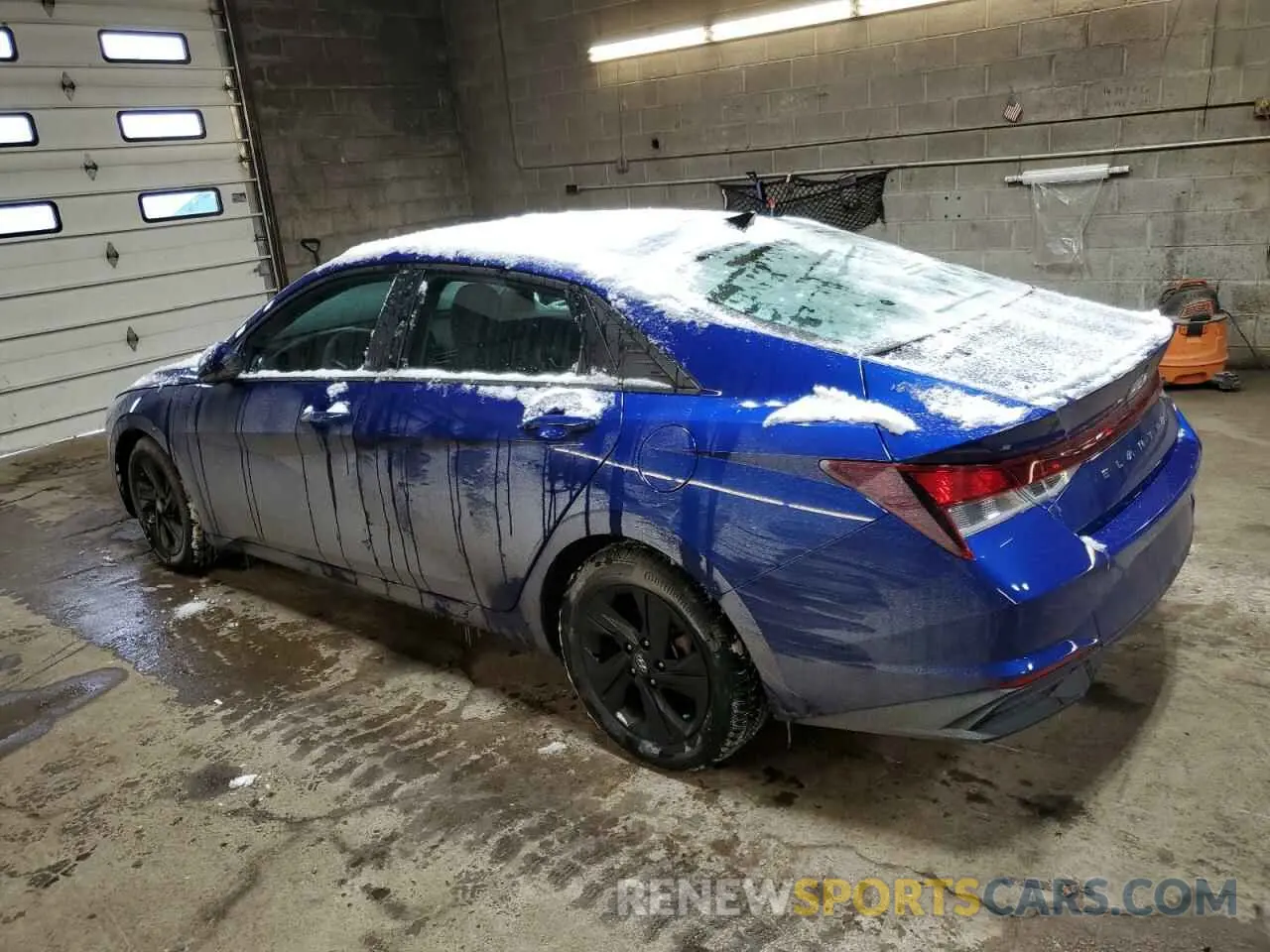 2 fotografías del automóvil dañado 5NPLM4AG4PH107277 HYUNDAI ELANTRA 2023