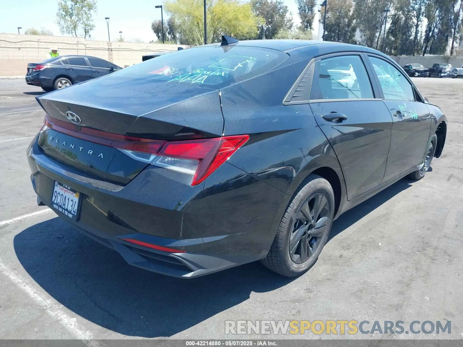 4 fotografías del automóvil dañado 5NPLM4AG7PH092869 HYUNDAI ELANTRA 2023