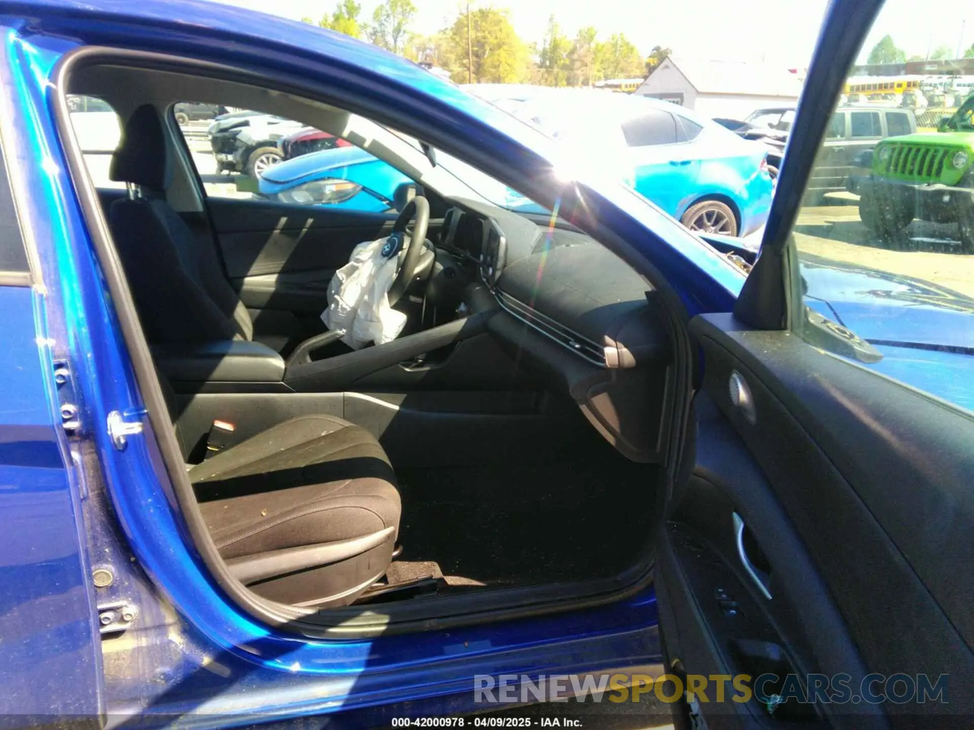 5 fotografías del automóvil dañado 5NPLM4AG8PH110215 HYUNDAI ELANTRA 2023