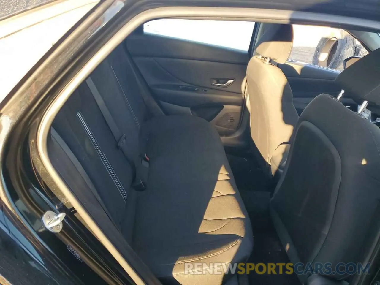 10 fotografías del automóvil dañado 5NPLS4AG3PH102626 HYUNDAI ELANTRA 2023