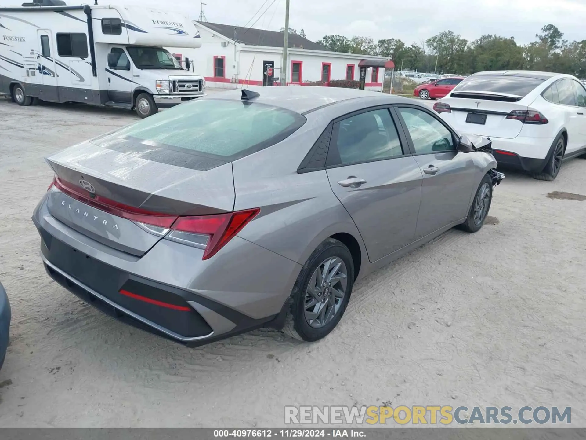4 fotografías del automóvil dañado KMHLM4DG3RU693115 HYUNDAI ELANTRA 2024