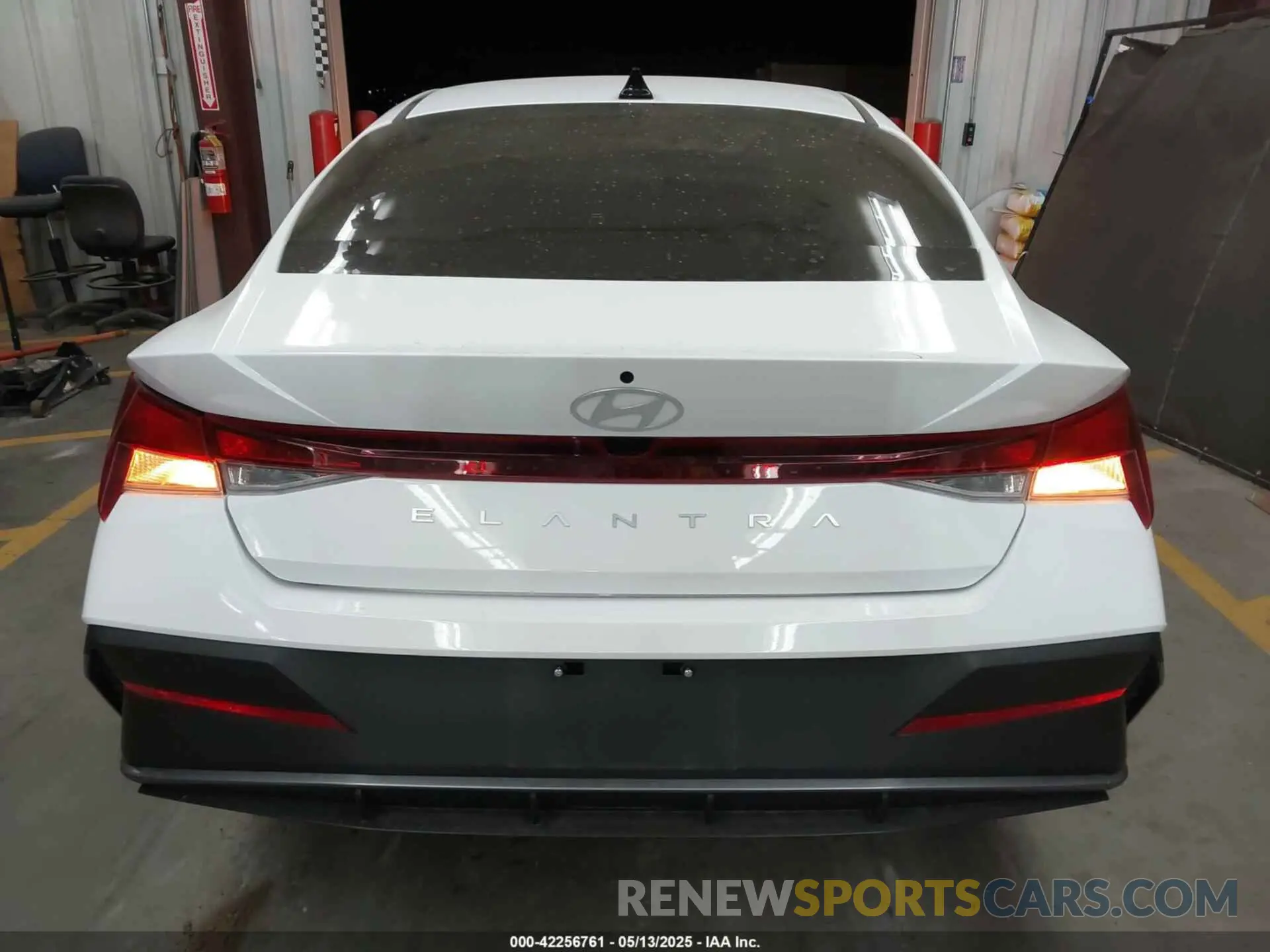 15 fotografías del automóvil dañado KMHLM4DG6RU803946 HYUNDAI ELANTRA 2024