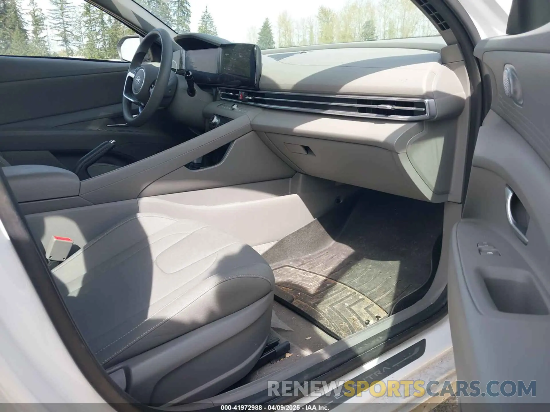5 fotografías del automóvil dañado KMHLM4DGXRU643294 HYUNDAI ELANTRA 2024