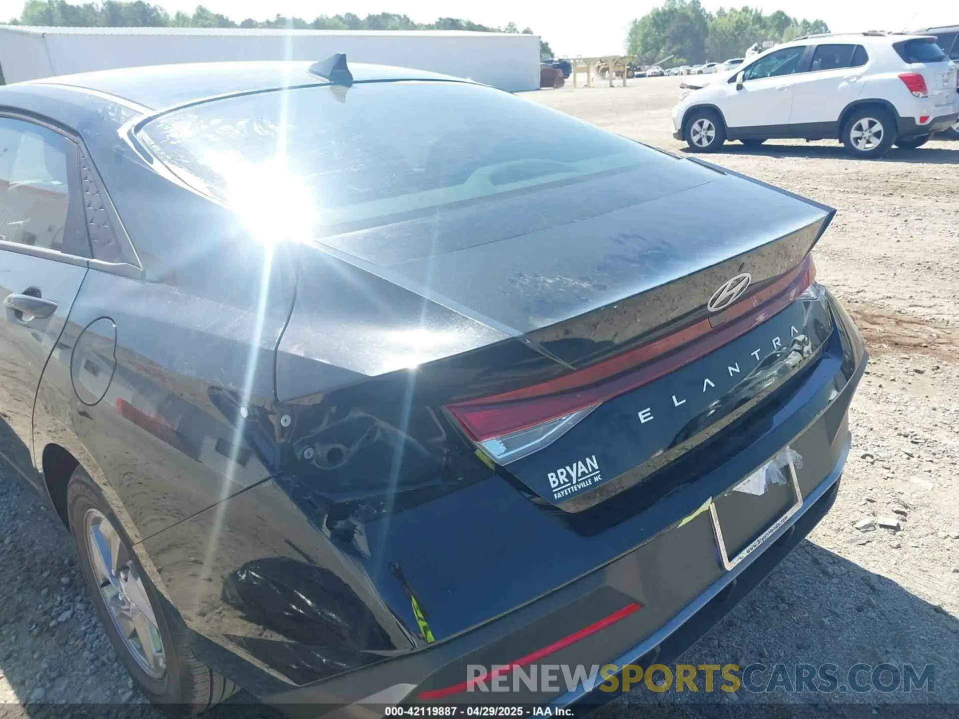 20 fotografías del automóvil dañado KMHLL4DG2SU860153 HYUNDAI ELANTRA 2025