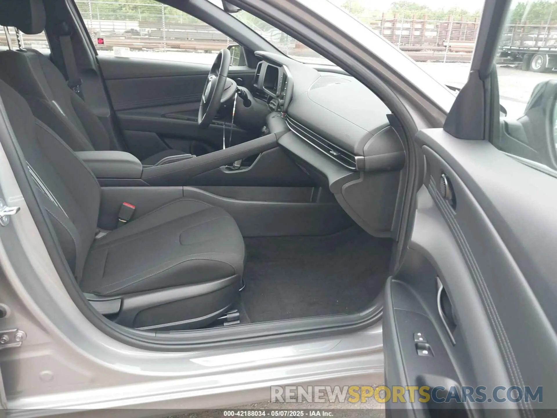 5 fotografías del automóvil dañado KMHLM4DG4SU905462 HYUNDAI ELANTRA 2025