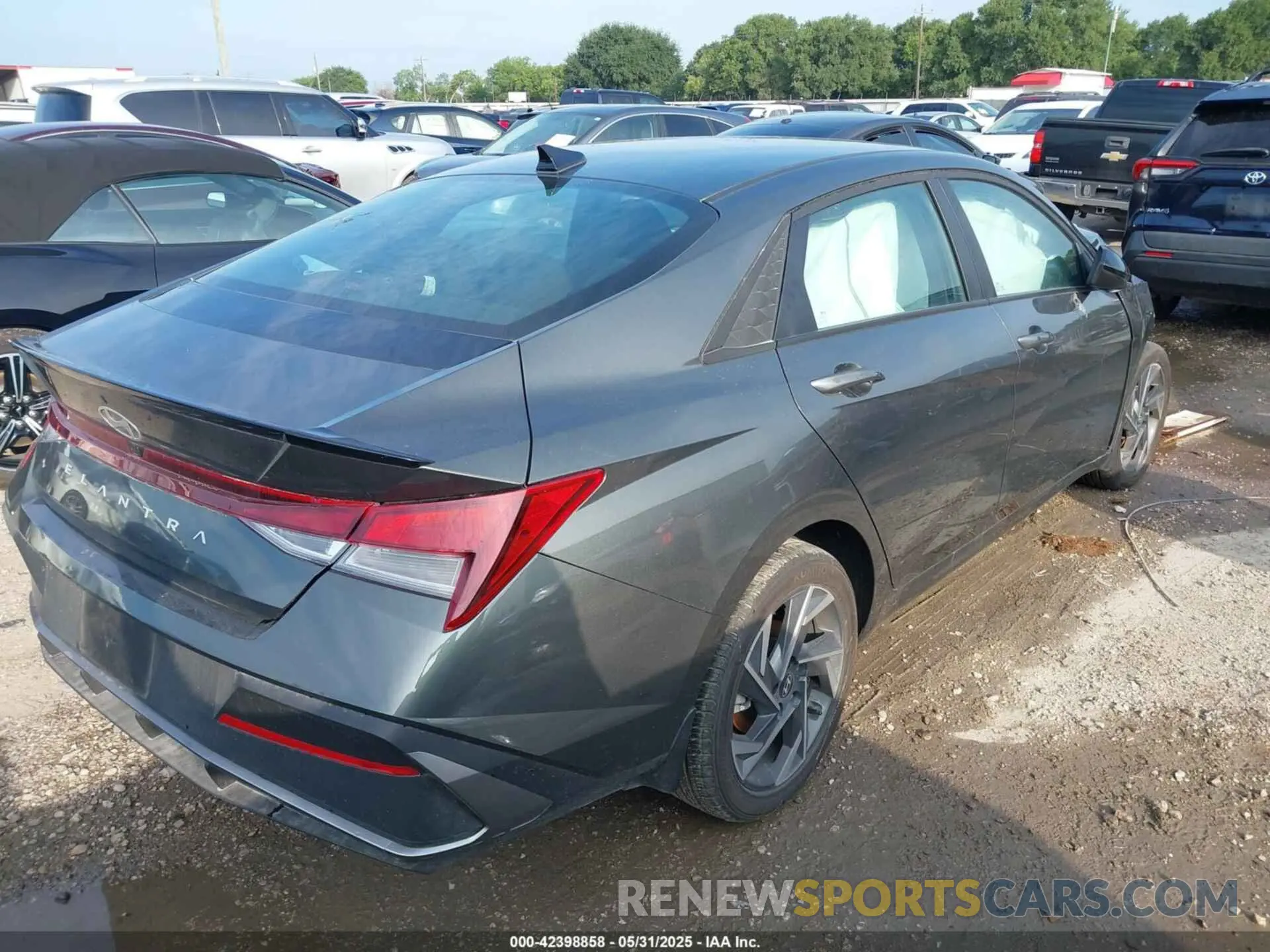 4 fotografías del automóvil dañado KMHLM4DG8SU882039 HYUNDAI ELANTRA 2025