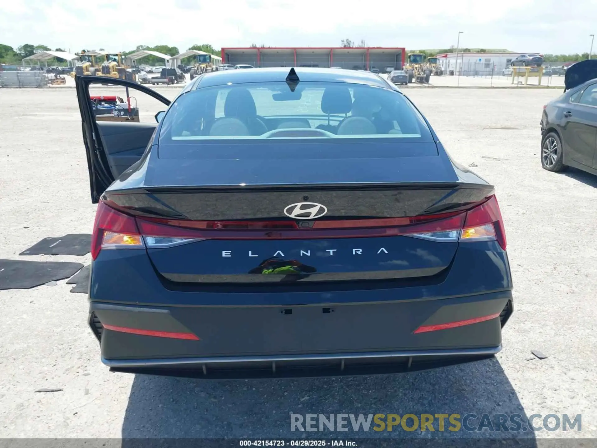 17 fotografías del automóvil dañado KMHLM4DGXSU949482 HYUNDAI ELANTRA 2025