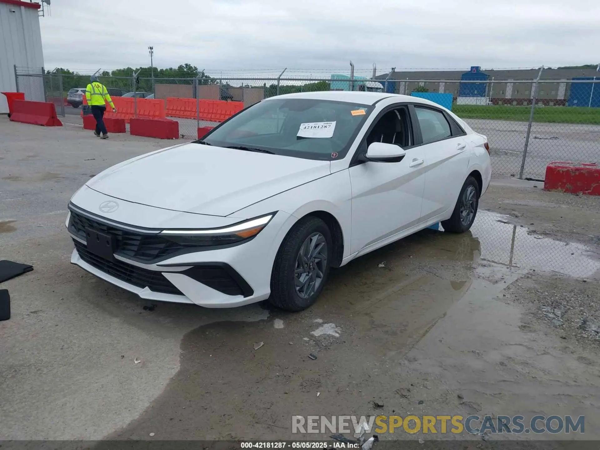 2 fotografías del automóvil dañado KMHLM4DJ8RU116768 HYUNDAI ELANTRA HYBRID 2024