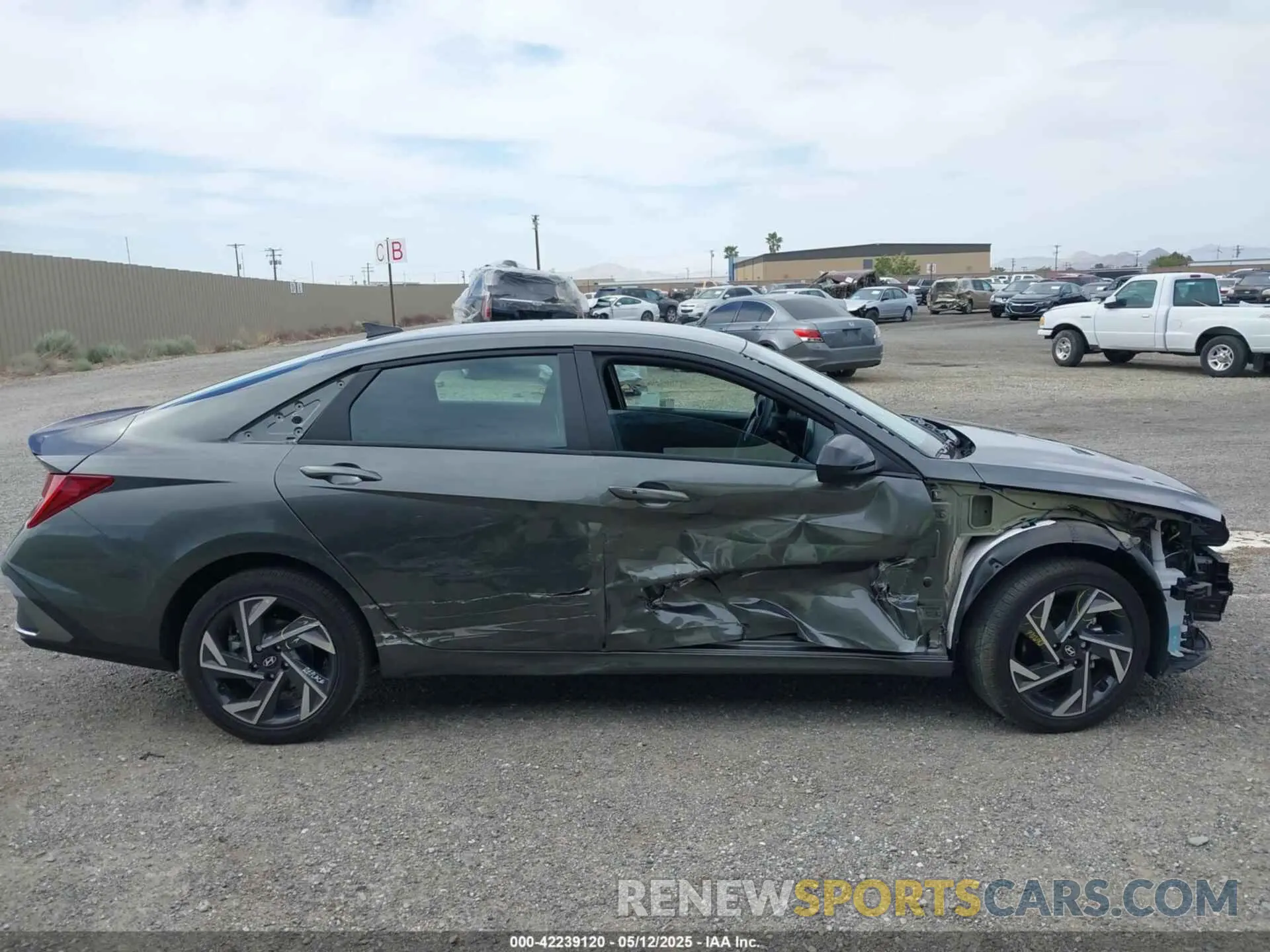 14 fotografías del automóvil dañado KMHLM4DJ5SU126356 HYUNDAI ELANTRA HYBRID 2025