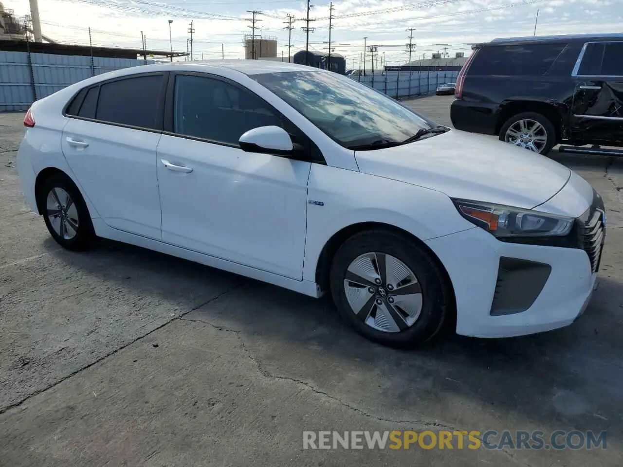 4 fotografías del automóvil dañado KMHC65LC8KU130906 HYUNDAI IONIQ 2019
