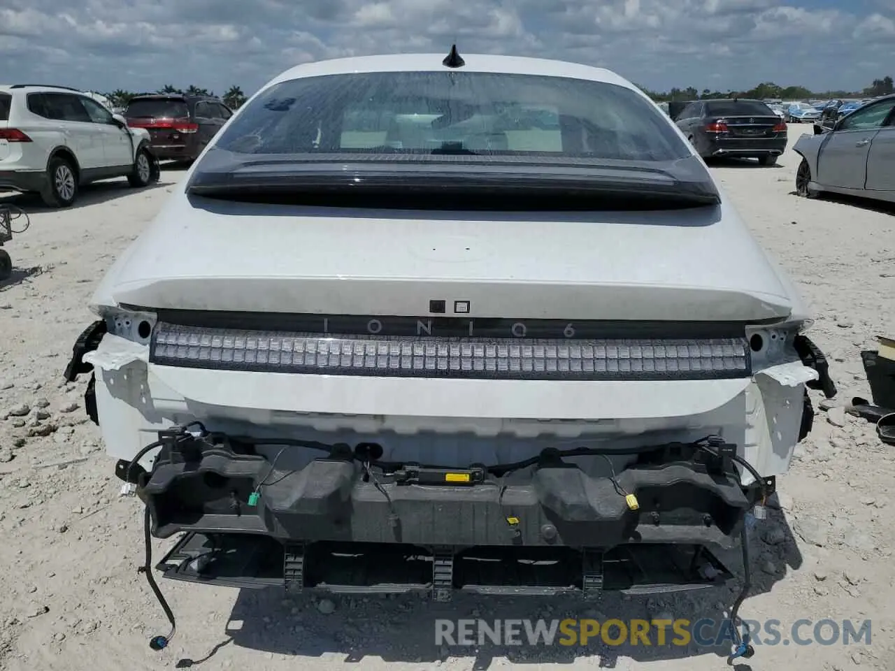 6 fotografías del automóvil dañado KMHM34AAXSA090984 HYUNDAI IONIQ 6 SE 2025