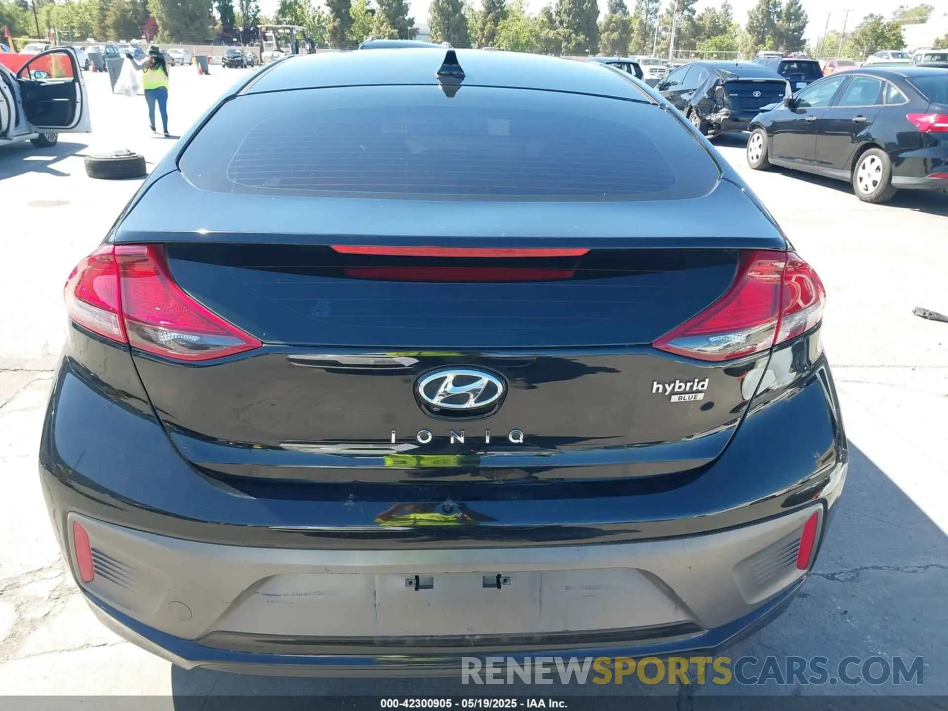 17 fotografías del automóvil dañado KMHC65LC0KU179940 HYUNDAI IONIQ HYBRID 2019