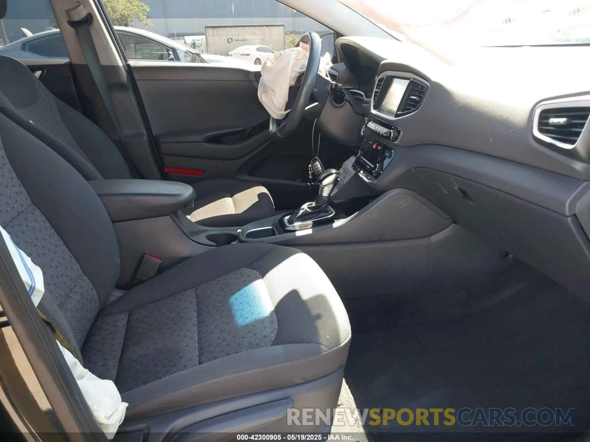 5 fotografías del automóvil dañado KMHC65LC0KU179940 HYUNDAI IONIQ HYBRID 2019