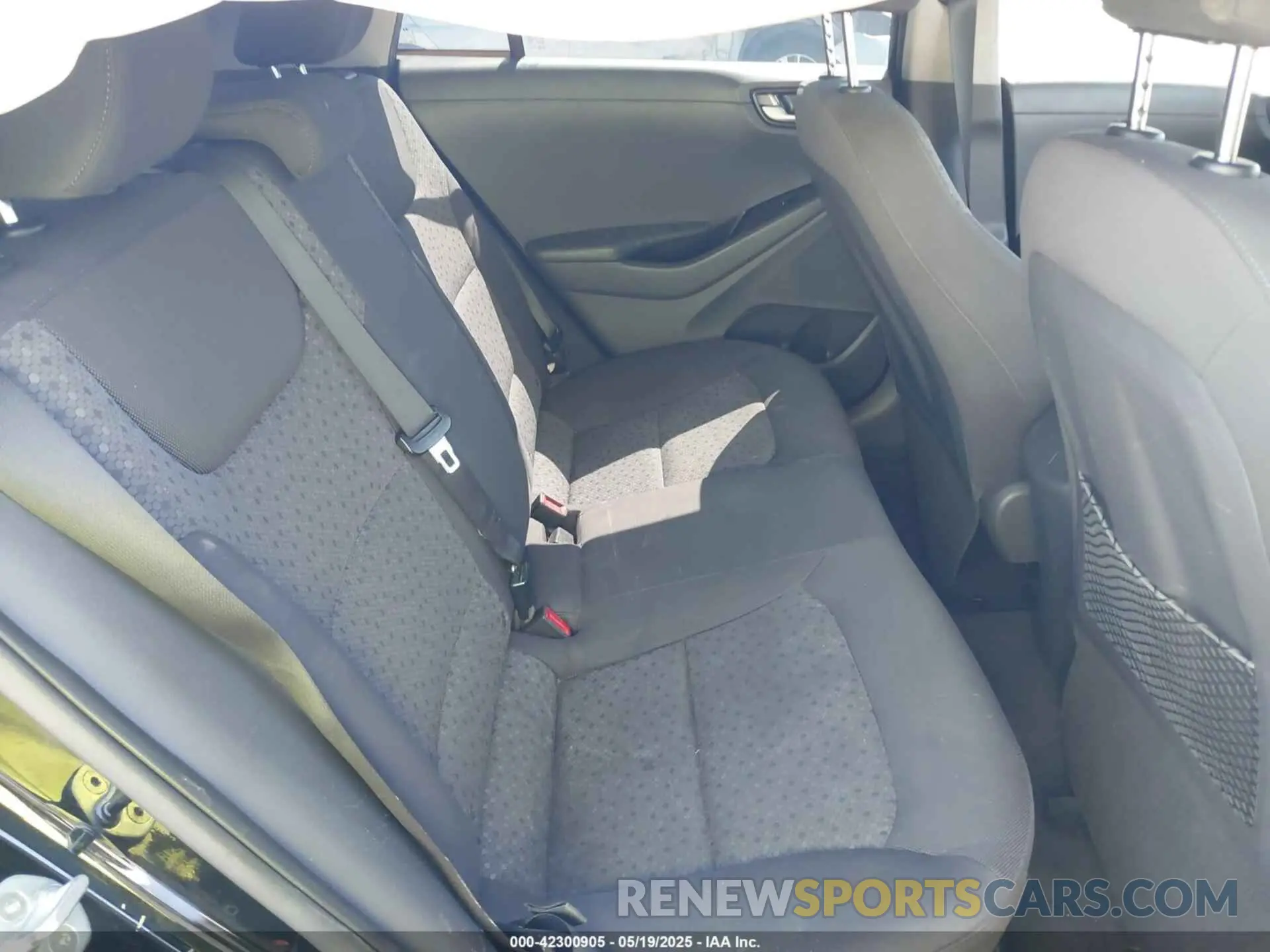 8 fotografías del automóvil dañado KMHC65LC0KU179940 HYUNDAI IONIQ HYBRID 2019