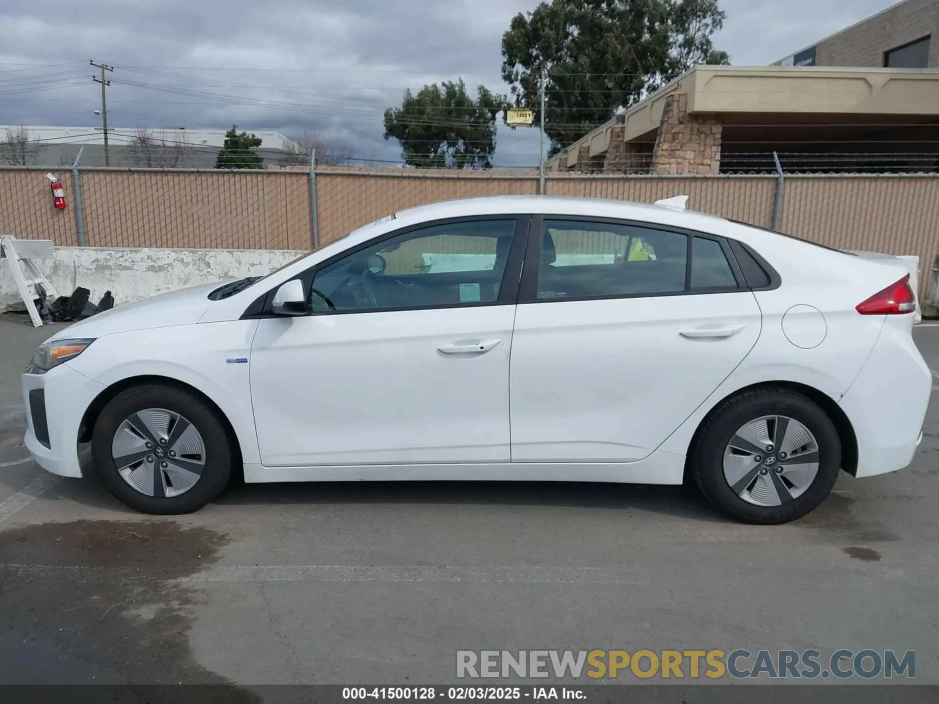 14 fotografías del automóvil dañado KMHC65LC5KU168562 HYUNDAI IONIQ HYBRID 2019
