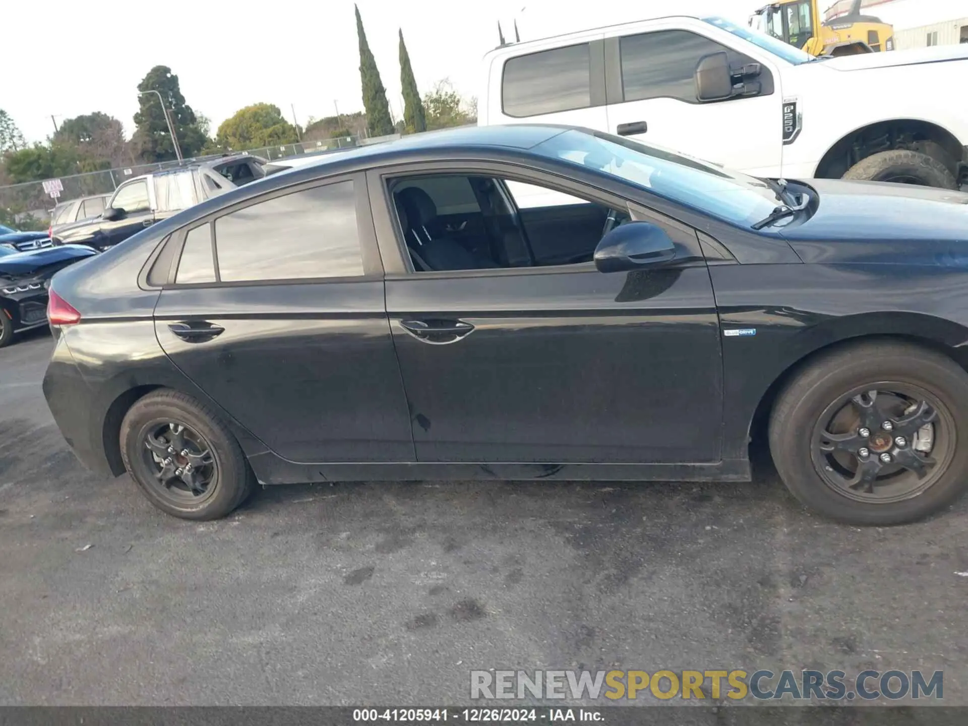 13 fotografías del automóvil dañado KMHC65LC8KU169673 HYUNDAI IONIQ HYBRID 2019