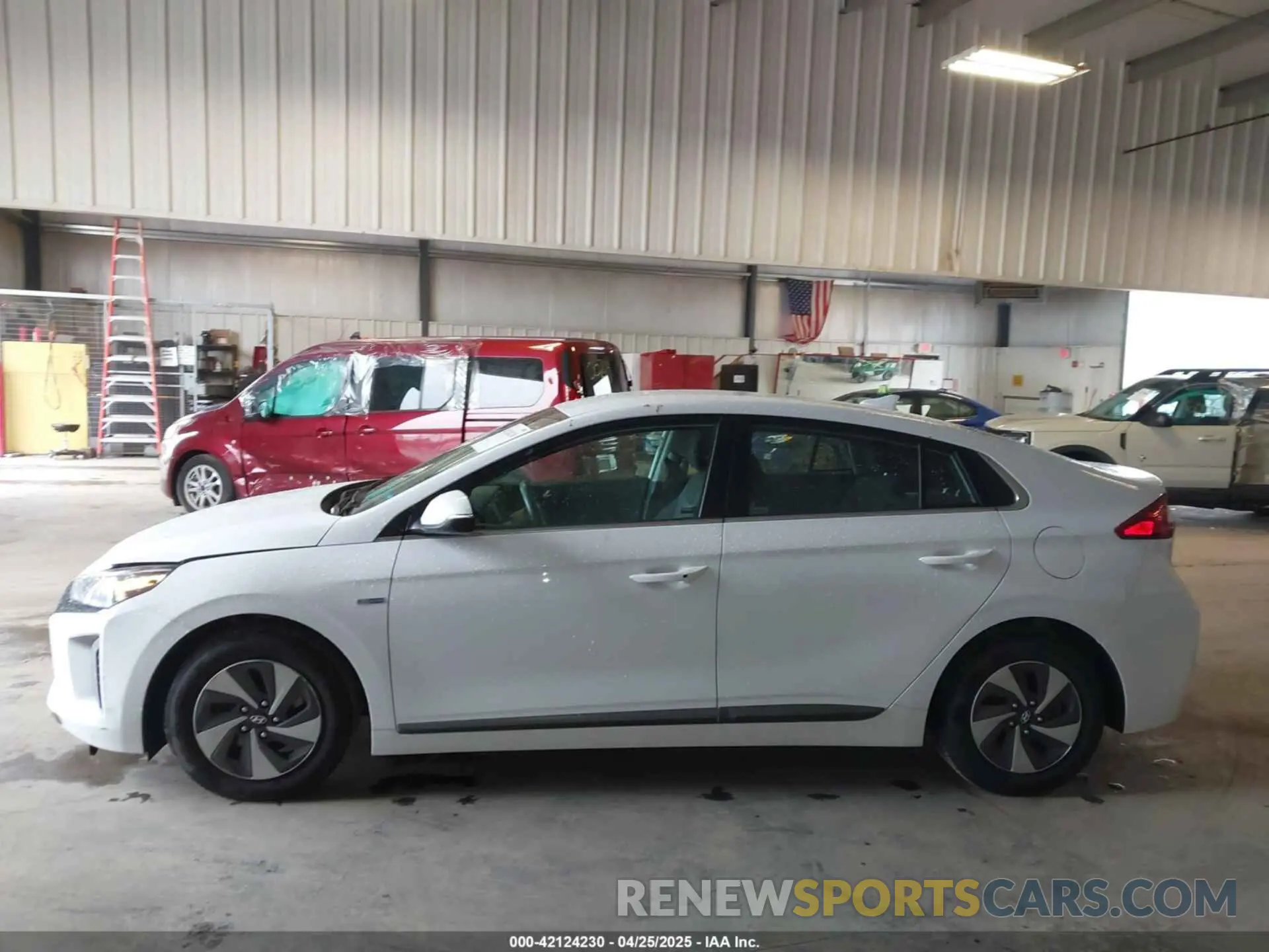 14 fotografías del automóvil dañado KMHC75LC5KU111145 HYUNDAI IONIQ HYBRID 2019