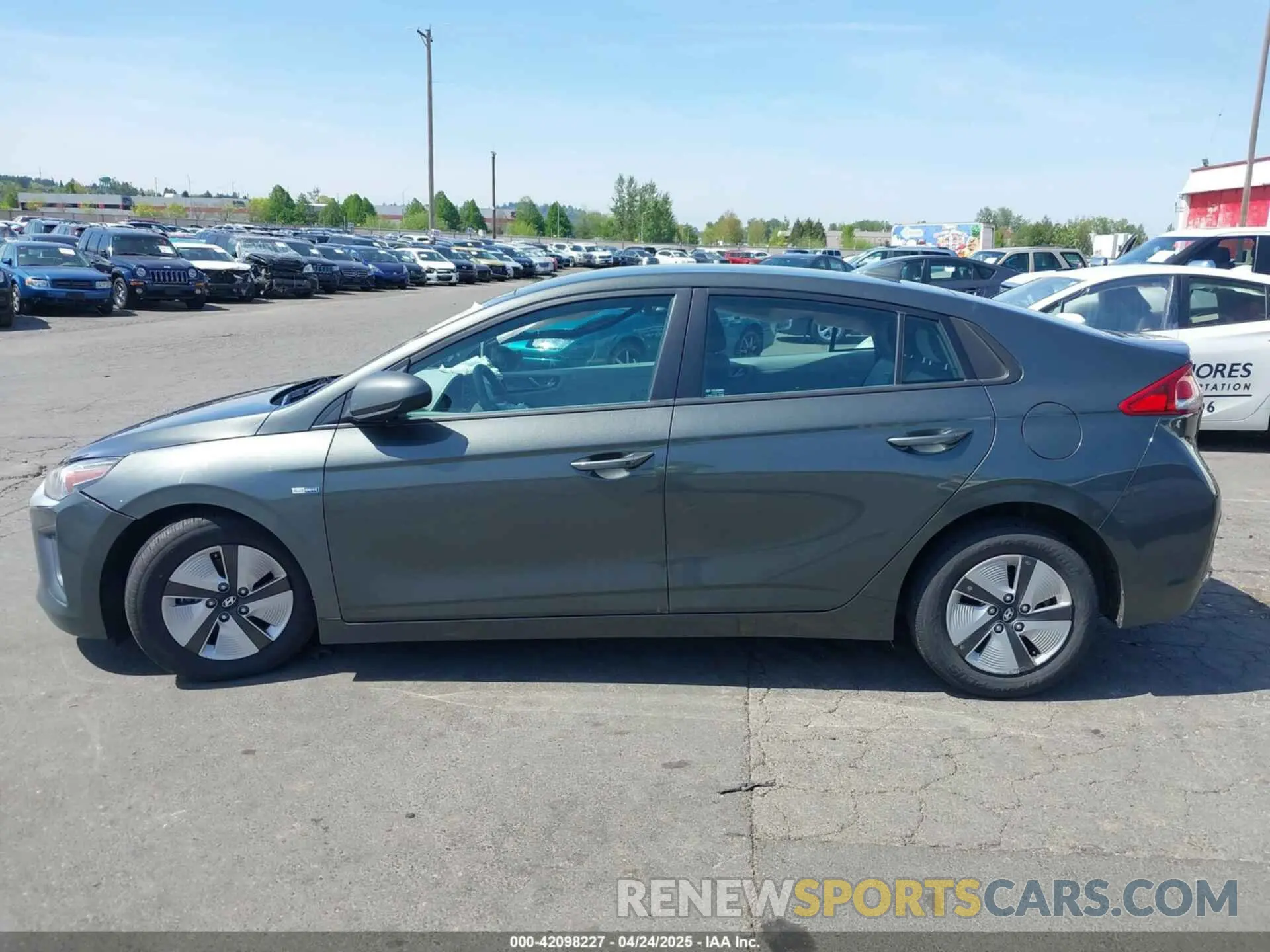 13 fotografías del automóvil dañado KMHC65LC0LU235313 HYUNDAI IONIQ HYBRID 2020