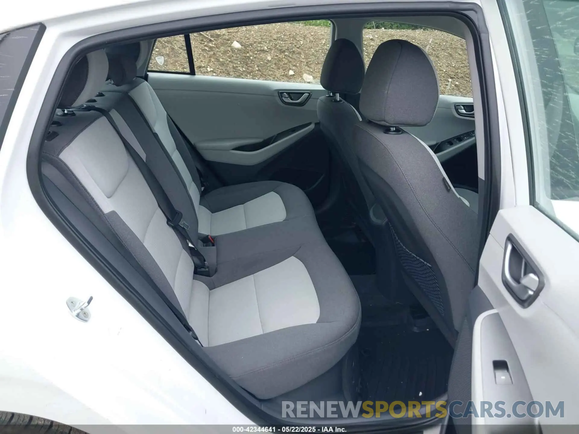 8 fotografías del automóvil dañado KMHC65LC8LU215813 HYUNDAI IONIQ HYBRID 2020