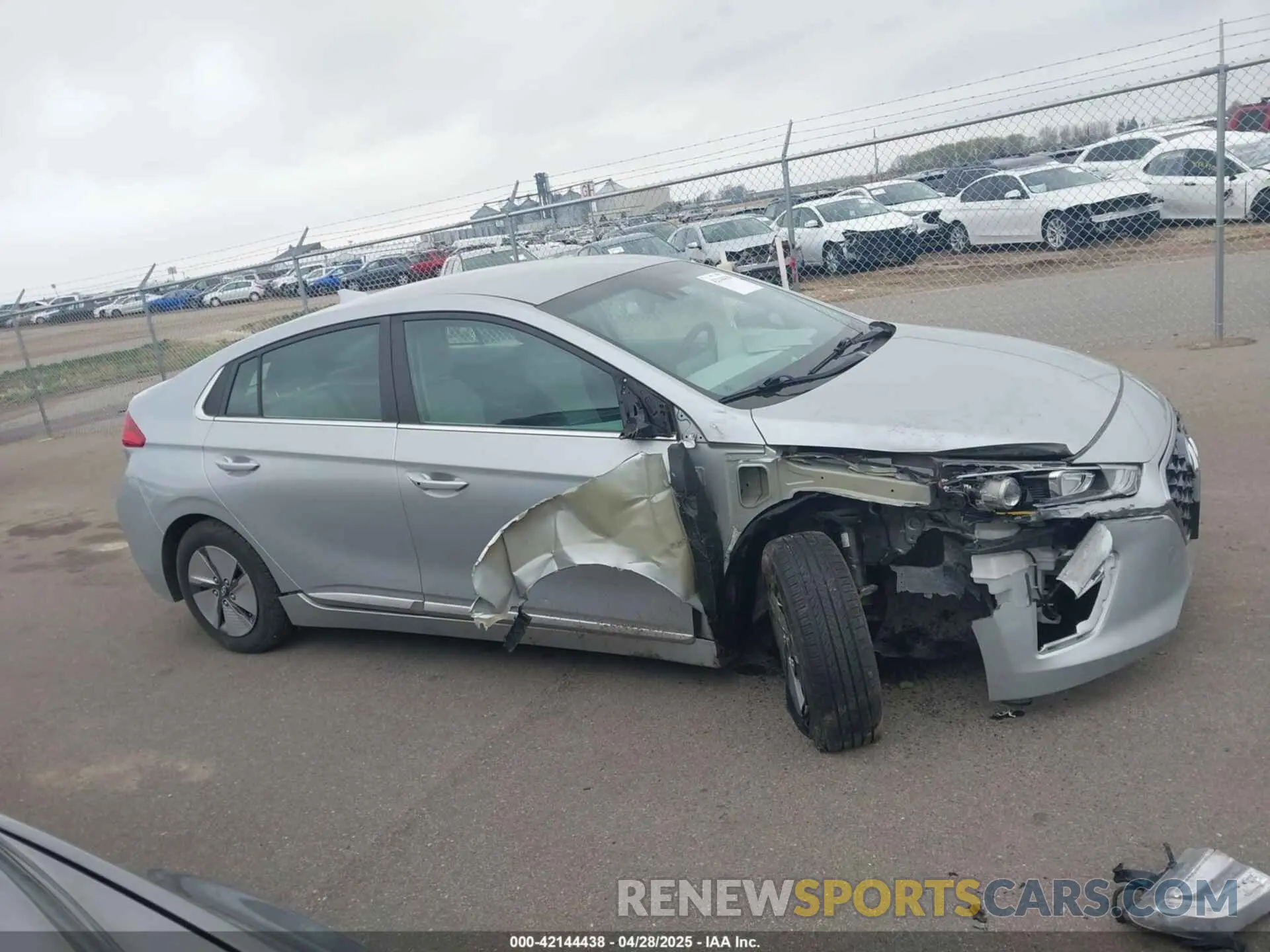 13 fotografías del automóvil dañado KMHC75LC0LU242355 HYUNDAI IONIQ HYBRID 2020