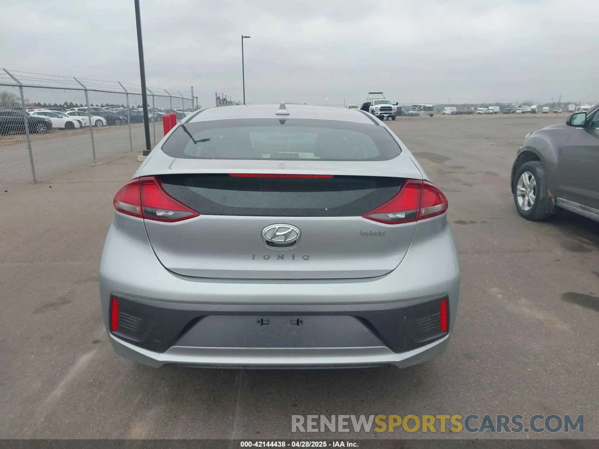 16 fotografías del automóvil dañado KMHC75LC0LU242355 HYUNDAI IONIQ HYBRID 2020