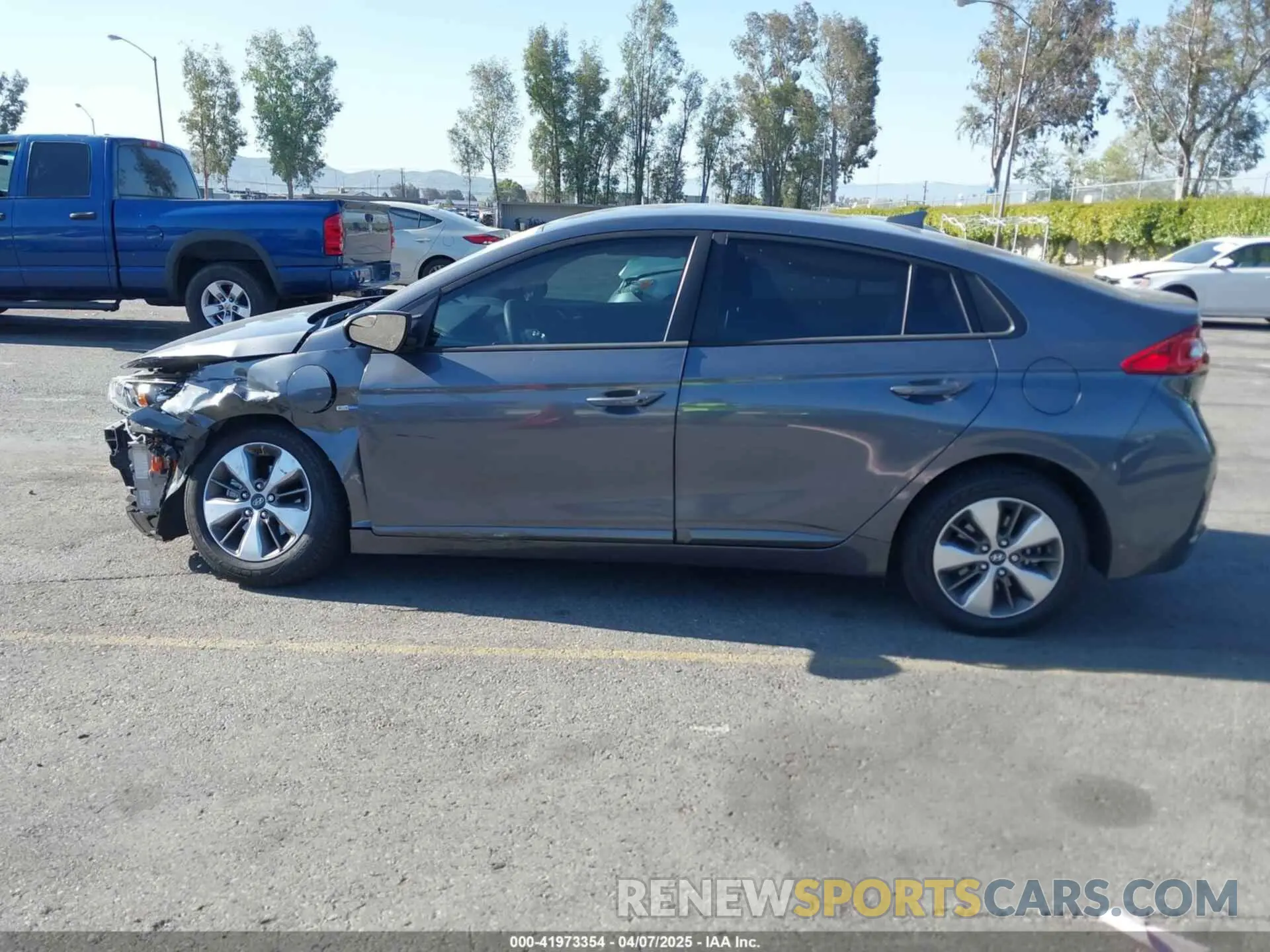14 fotografías del automóvil dañado KMHC65LD3KU164521 HYUNDAI IONIQ PLUG-IN HYBRID 2019