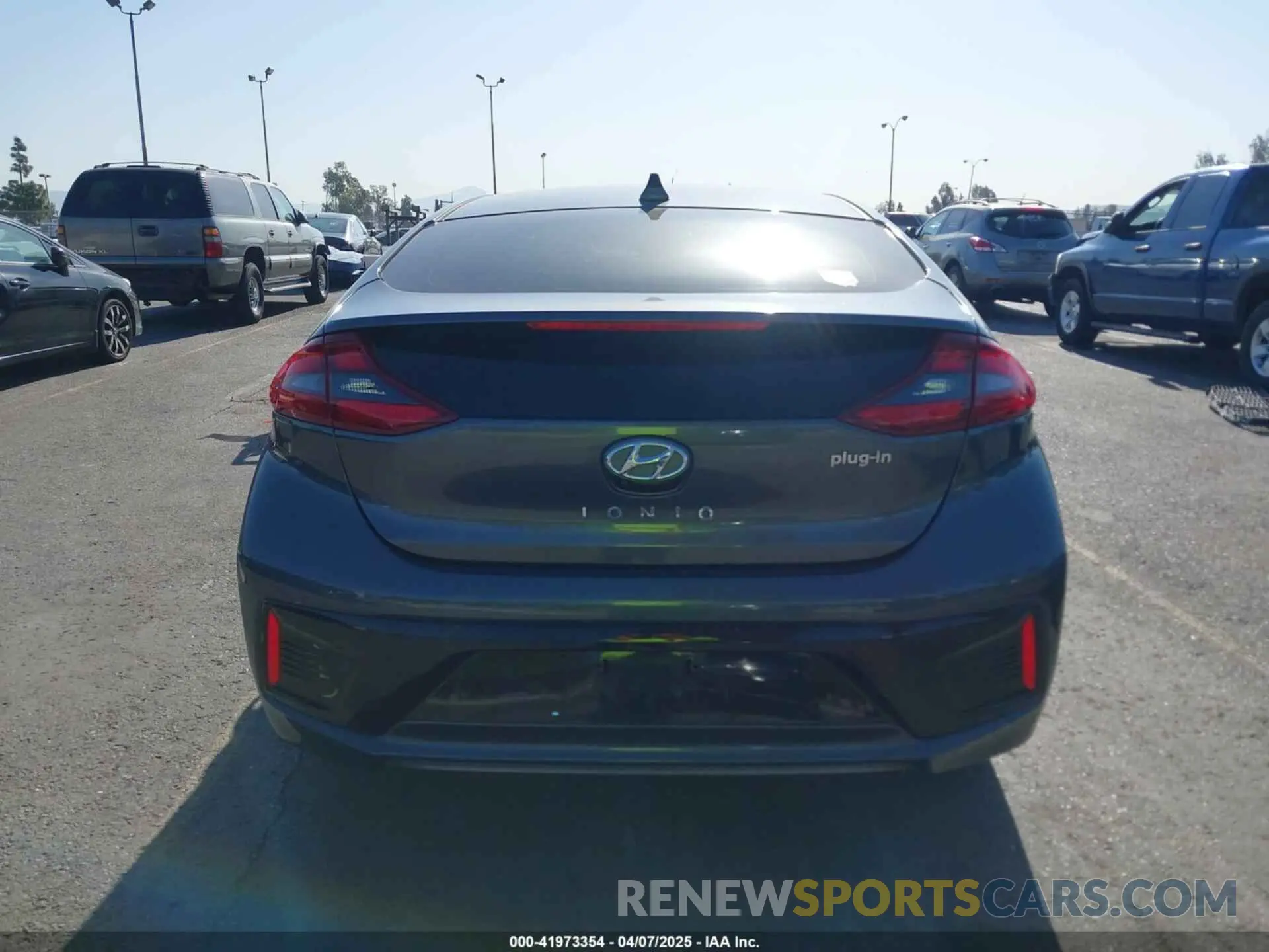 16 fotografías del automóvil dañado KMHC65LD3KU164521 HYUNDAI IONIQ PLUG-IN HYBRID 2019