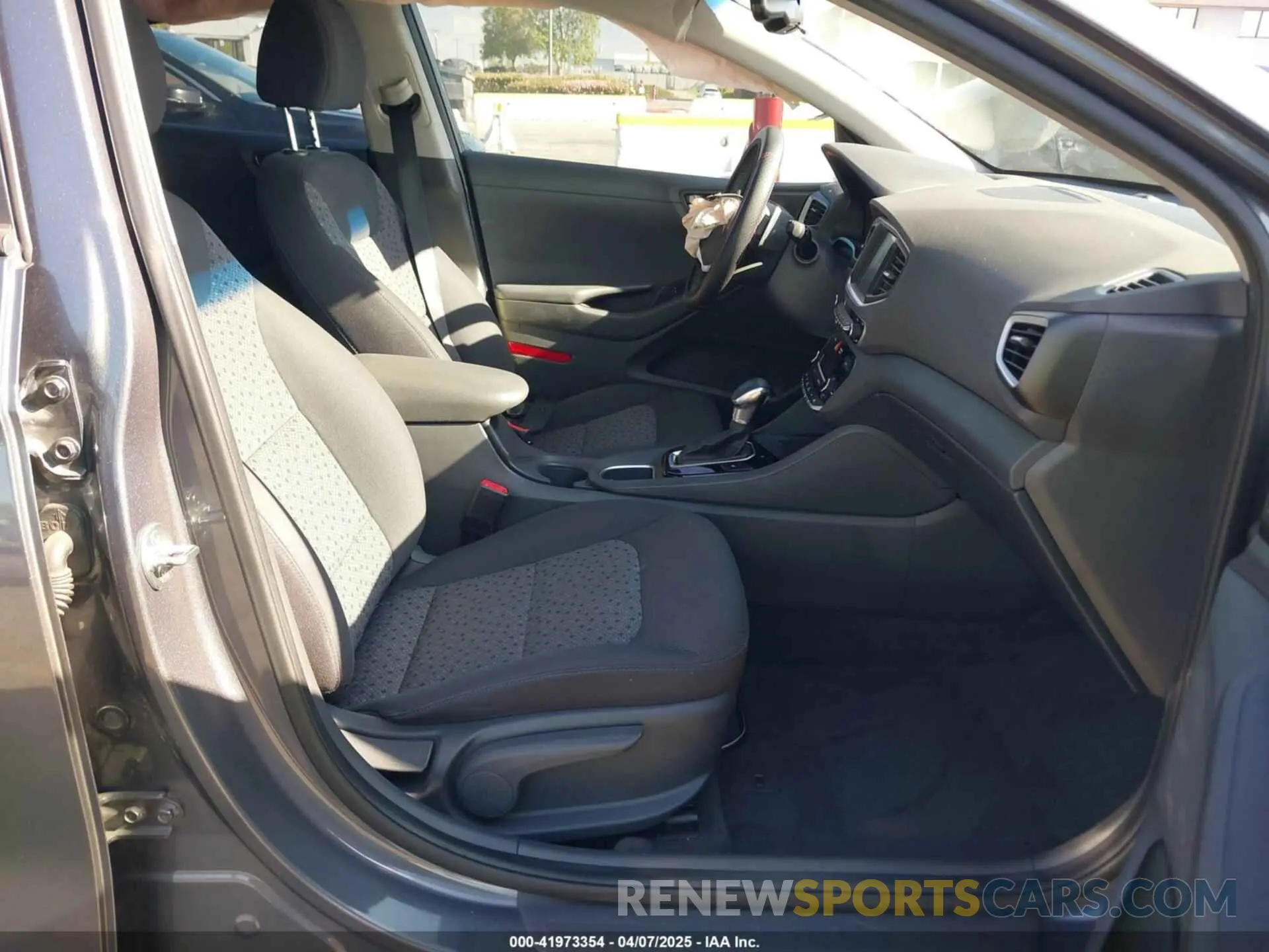 5 fotografías del automóvil dañado KMHC65LD3KU164521 HYUNDAI IONIQ PLUG-IN HYBRID 2019