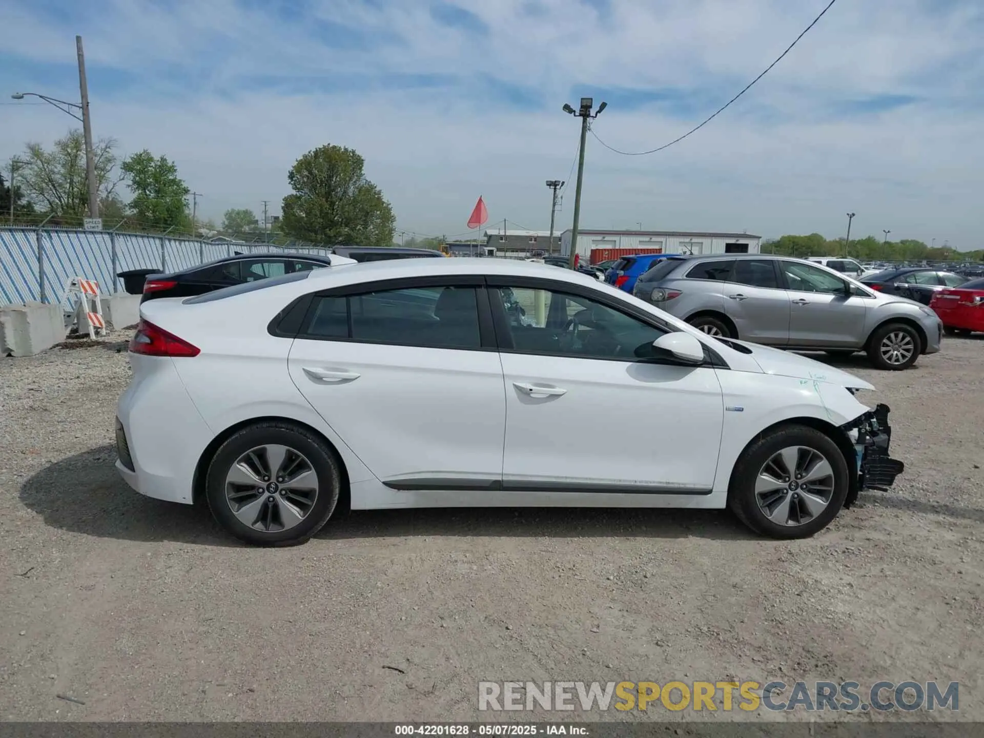 13 fotografías del automóvil dañado KMHC65LD5KU159398 HYUNDAI IONIQ PLUG-IN HYBRID 2019