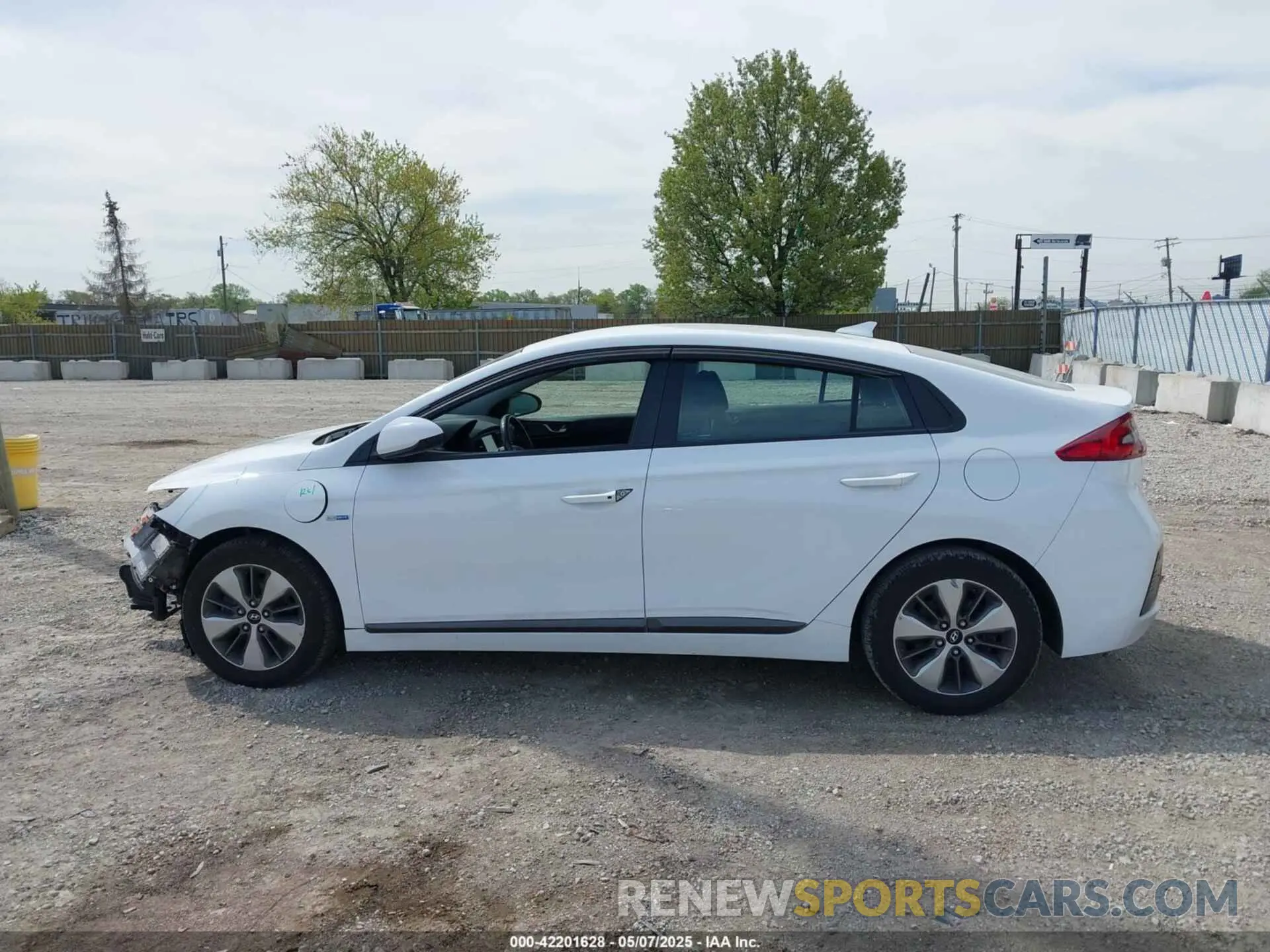 14 fotografías del automóvil dañado KMHC65LD5KU159398 HYUNDAI IONIQ PLUG-IN HYBRID 2019