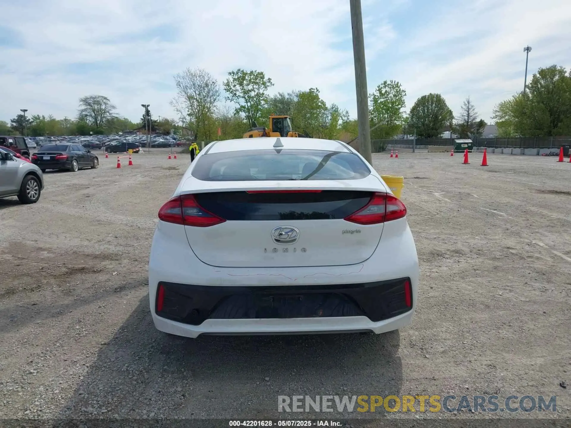 16 fotografías del automóvil dañado KMHC65LD5KU159398 HYUNDAI IONIQ PLUG-IN HYBRID 2019