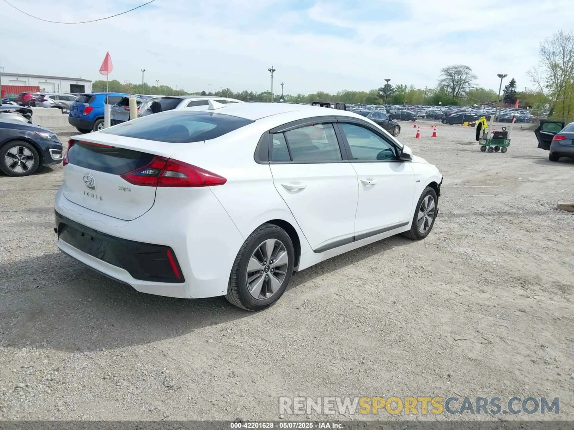 4 fotografías del automóvil dañado KMHC65LD5KU159398 HYUNDAI IONIQ PLUG-IN HYBRID 2019