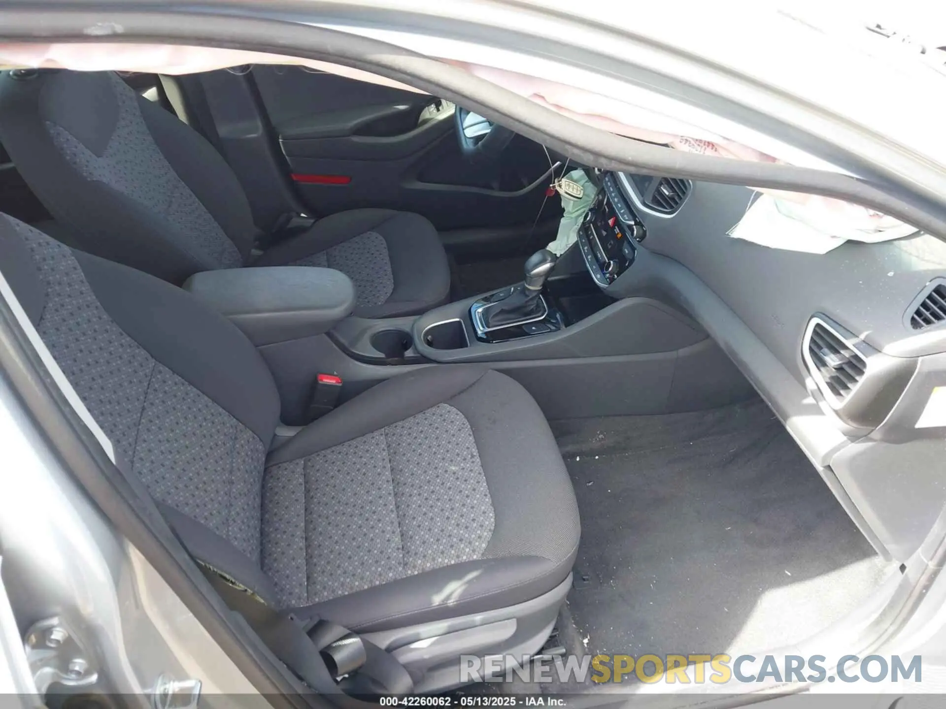 5 fotografías del automóvil dañado KMHC65LD9KU178942 HYUNDAI IONIQ PLUG-IN HYBRID 2019
