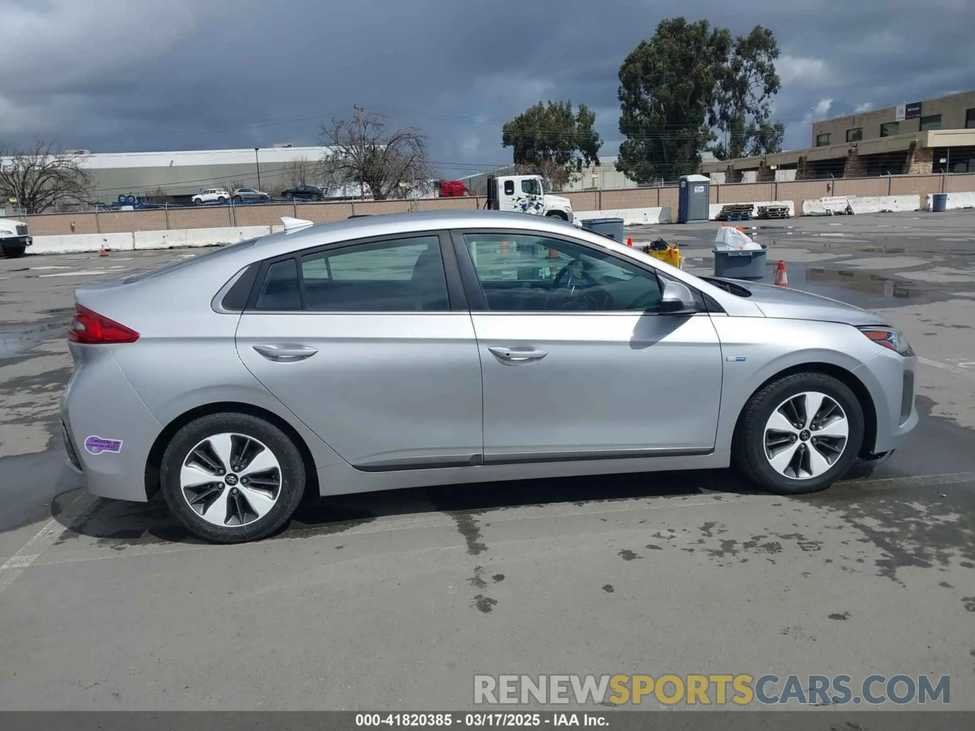 13 fotografías del automóvil dañado KMHC75LDXKU110856 HYUNDAI IONIQ PLUG-IN HYBRID 2019