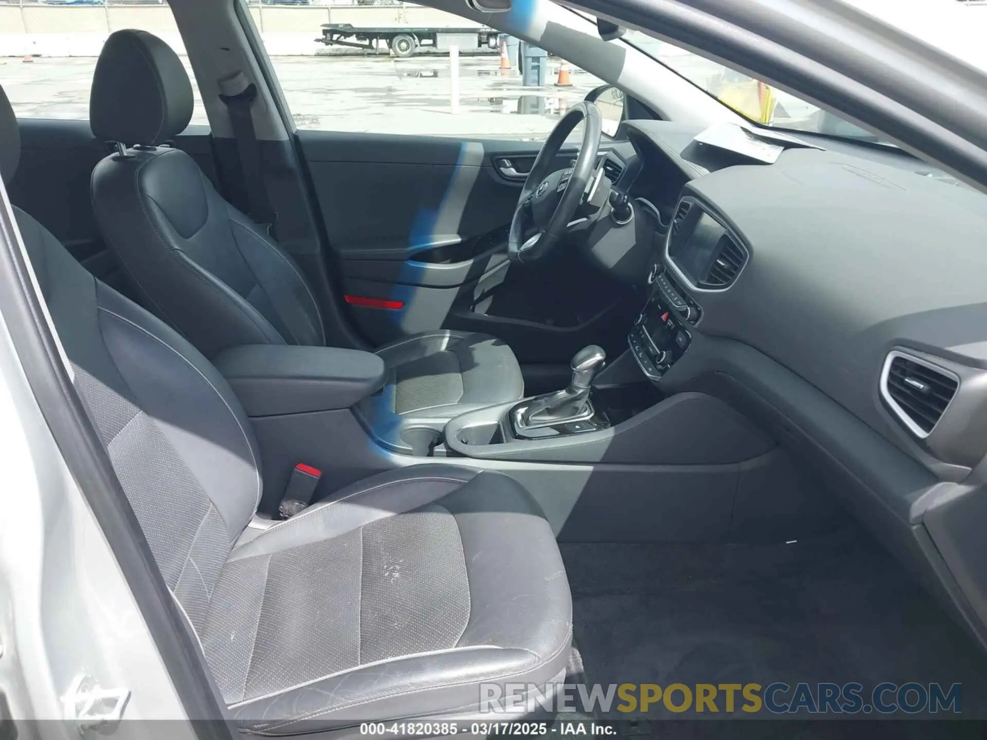 5 fotografías del automóvil dañado KMHC75LDXKU110856 HYUNDAI IONIQ PLUG-IN HYBRID 2019