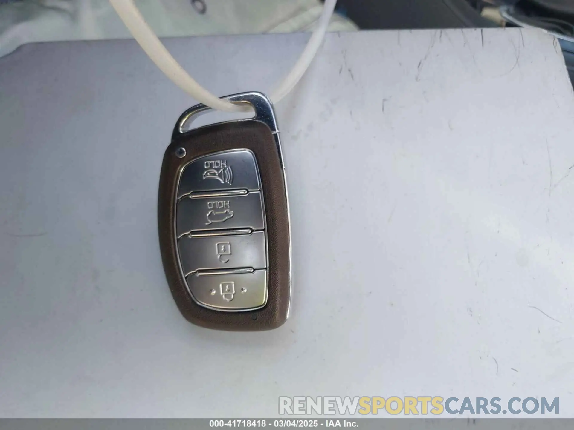 11 fotografías del automóvil dañado KMHC65LD1LU188902 HYUNDAI IONIQ PLUG-IN HYBRID 2020