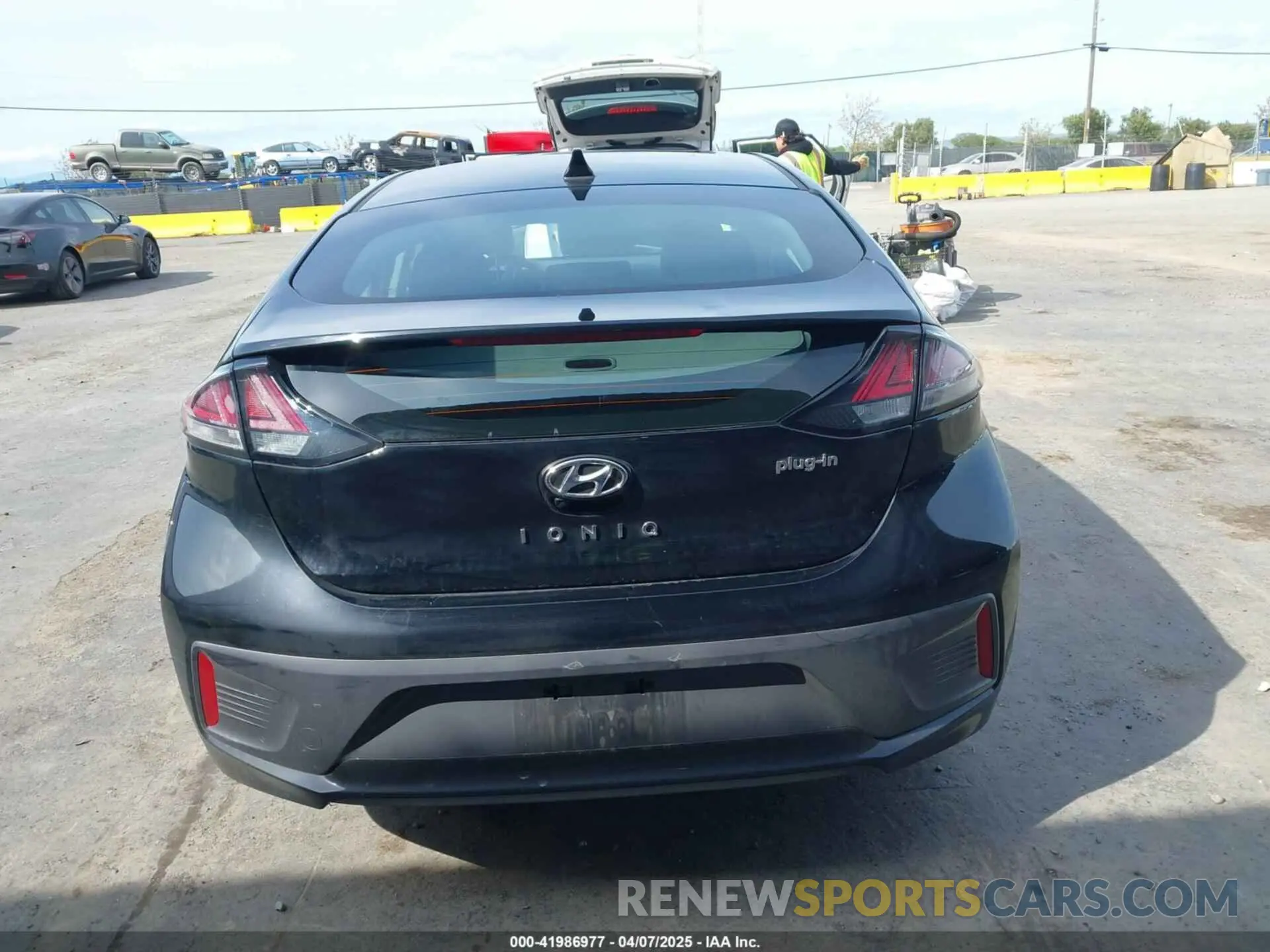 17 fotografías del automóvil dañado KMHC65LD3MU249765 HYUNDAI IONIQ PLUG-IN HYBRID 2021