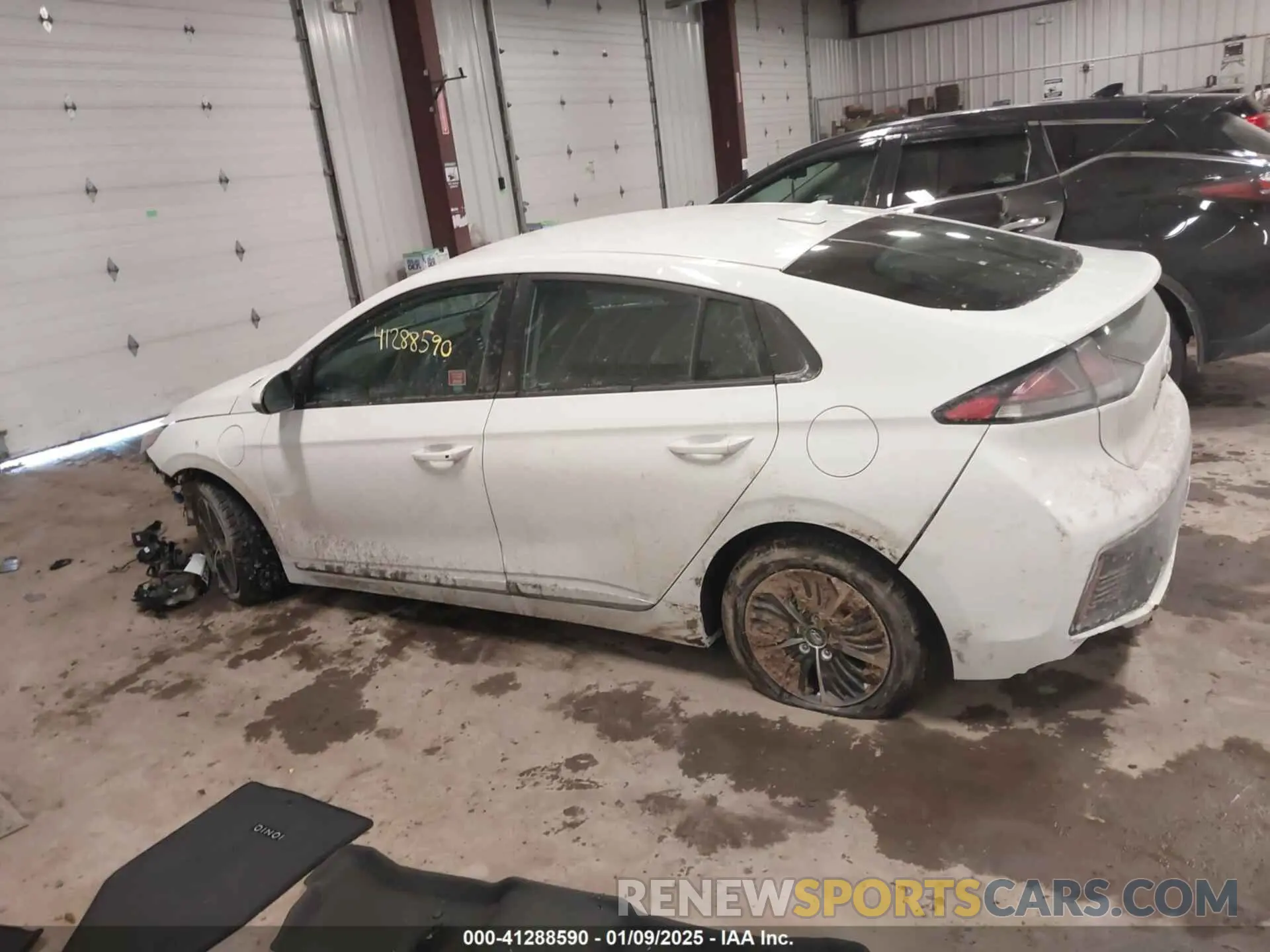 14 fotografías del automóvil dañado KMHC65LD5MU253722 HYUNDAI IONIQ PLUG-IN HYBRID 2021