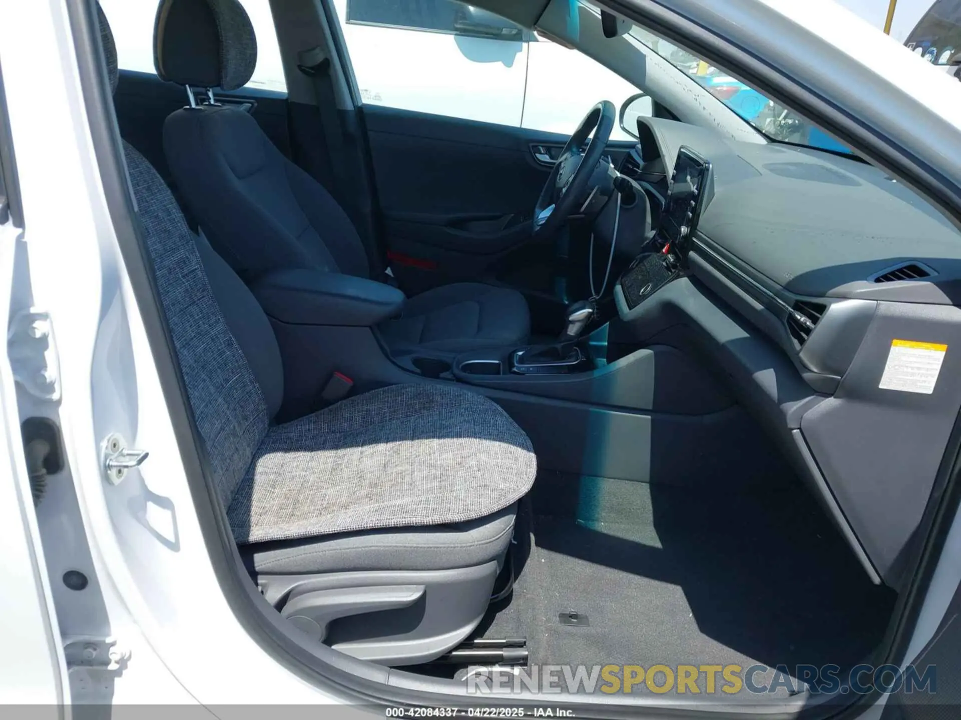 5 fotografías del automóvil dañado KMHC75LD7NU265630 HYUNDAI IONIQ PLUG-IN HYBRID 2022