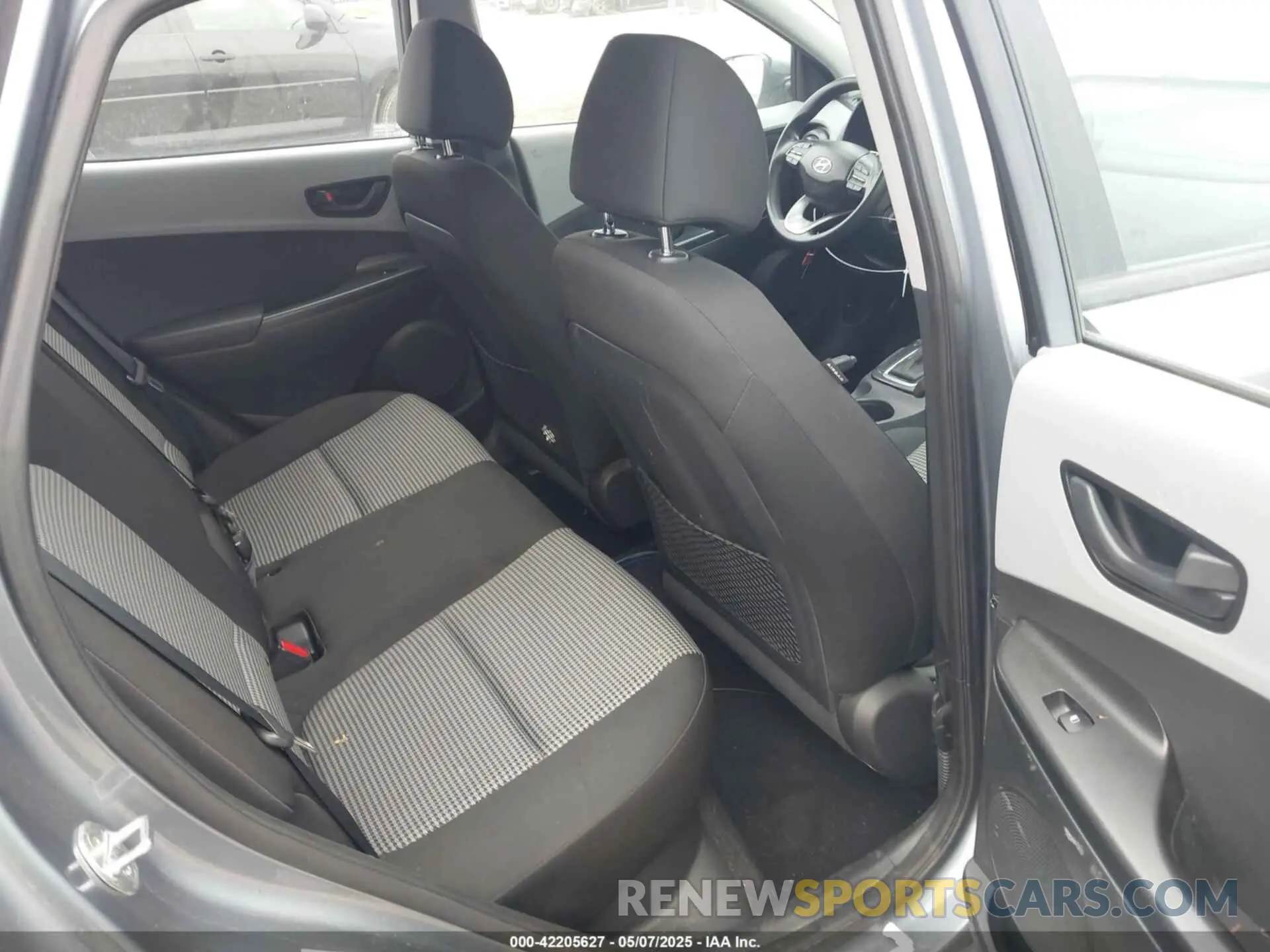 8 fotografías del automóvil dañado KM8K12AA7KU302093 HYUNDAI KONA 2019