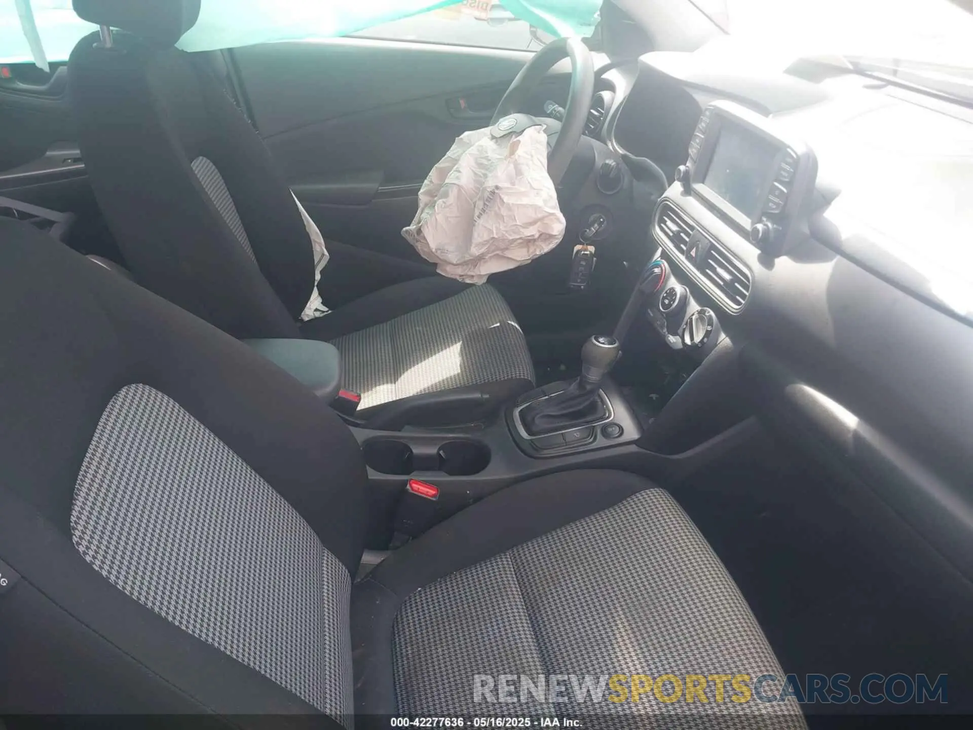 5 fotografías del automóvil dañado KM8K1CAA8LU574353 HYUNDAI KONA 2020