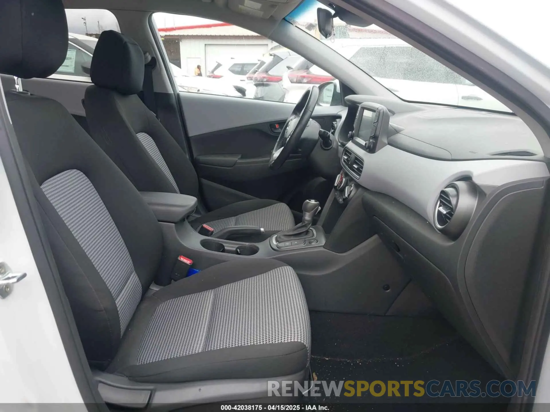 5 fotografías del automóvil dañado KM8K2CAA0LU569113 HYUNDAI KONA 2020