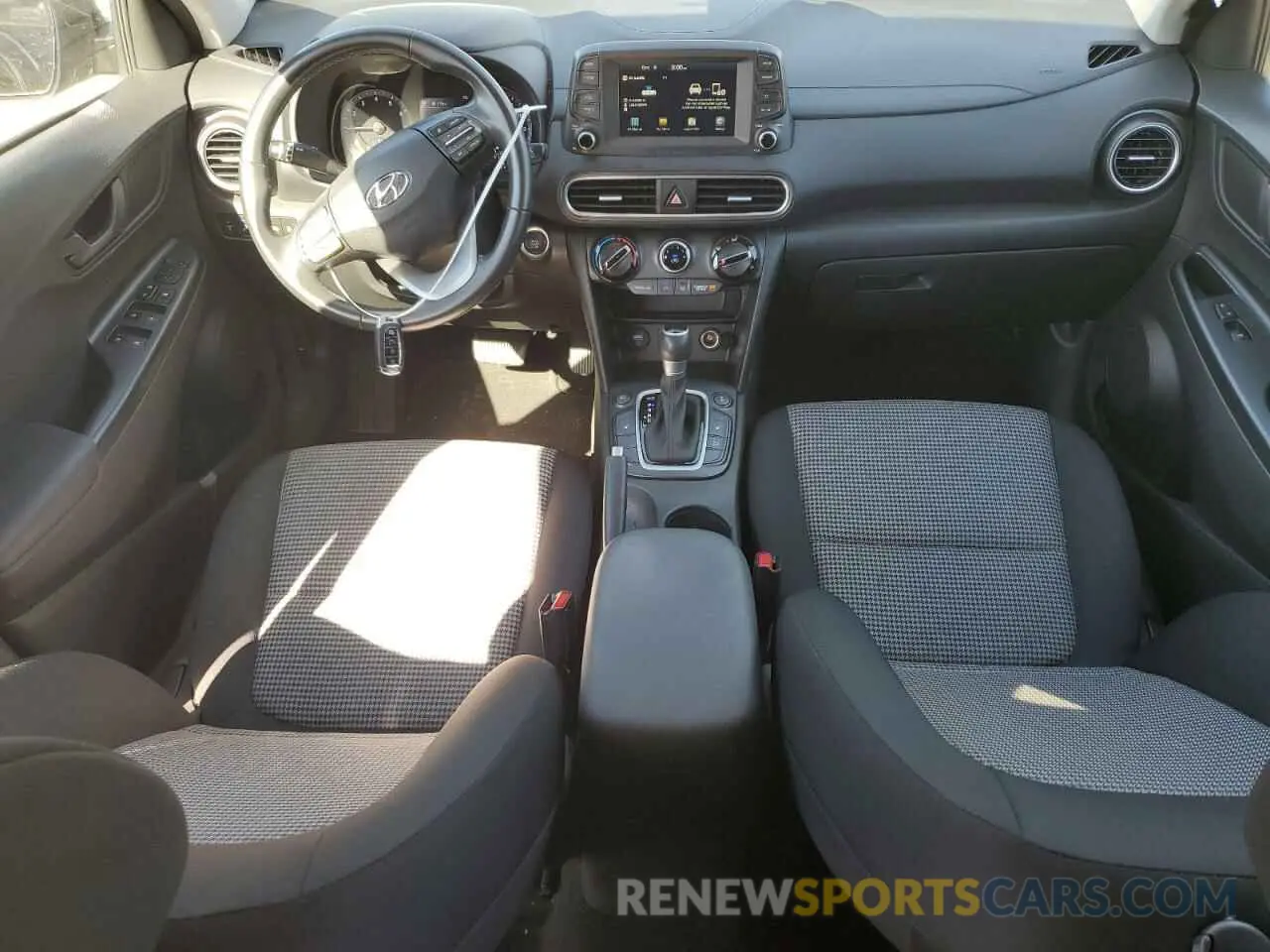 8 fotografías del automóvil dañado KM8K2CAA4LU494917 HYUNDAI KONA 2020
